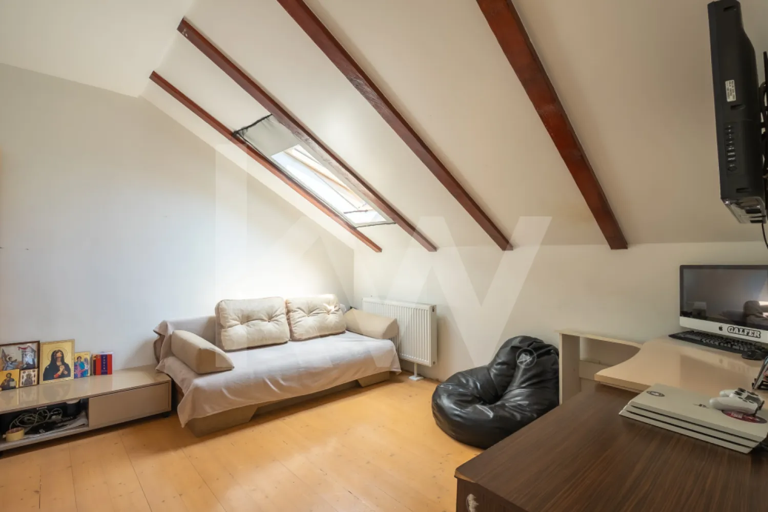 Apartament cu 3 camere, pod amenajat și 2 locuri de parcare - Se vinde apartament spațios situat la etajul 1 al unui imobil modern, completat de un pod amenajat care dublează utilitatea spațiului. Proprietatea are o suprafață utilă de 77 mp, este foarte bine iluminată natural și se predă cu două locuri de parcare supraterane incluse în preț.

Cum este compartimentat:

Etajul 1: Zonele sunt clar delimitate. Avem un living generos de tip open space, unit cu bucătăria, de unde se iese direct pe balconul exterior. Tot la acest nivel se află un hol de distribuție, cele două dormitoare și o baie mare, utilată complet atât cu cadă, cât și cu cabină de duș separată.

Podul amenajat: Accesul se face pe o scară interioară stabilă. Spațiul de la etaj este complet finisat, izolat și decorat elegant cu grinzi din lemn la vedere. Datorită ferestrelor Velux, zona este foarte luminoasă și poate fi folosită imediat ca al treilea dormitor, birou generos, zonă de joacă sau spațiu de relaxare.

Detalii tehnice și avantaje:

Suprafață utilă: 77 mp

Etaj: 1 + pod amenajat

Parcare: 2 locuri supraterane private

Confort sporit datorită structurii pe două niveluri, oferind intimitate fiecărui membru al familiei.

Proprietatea este ideală pentru locuit sau pentru investiție pe termen lung, fiind situată într-o zonă accesibilă.