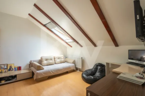 Apartament cu 3 camere, pod amenajat și 2 locuri de parcare