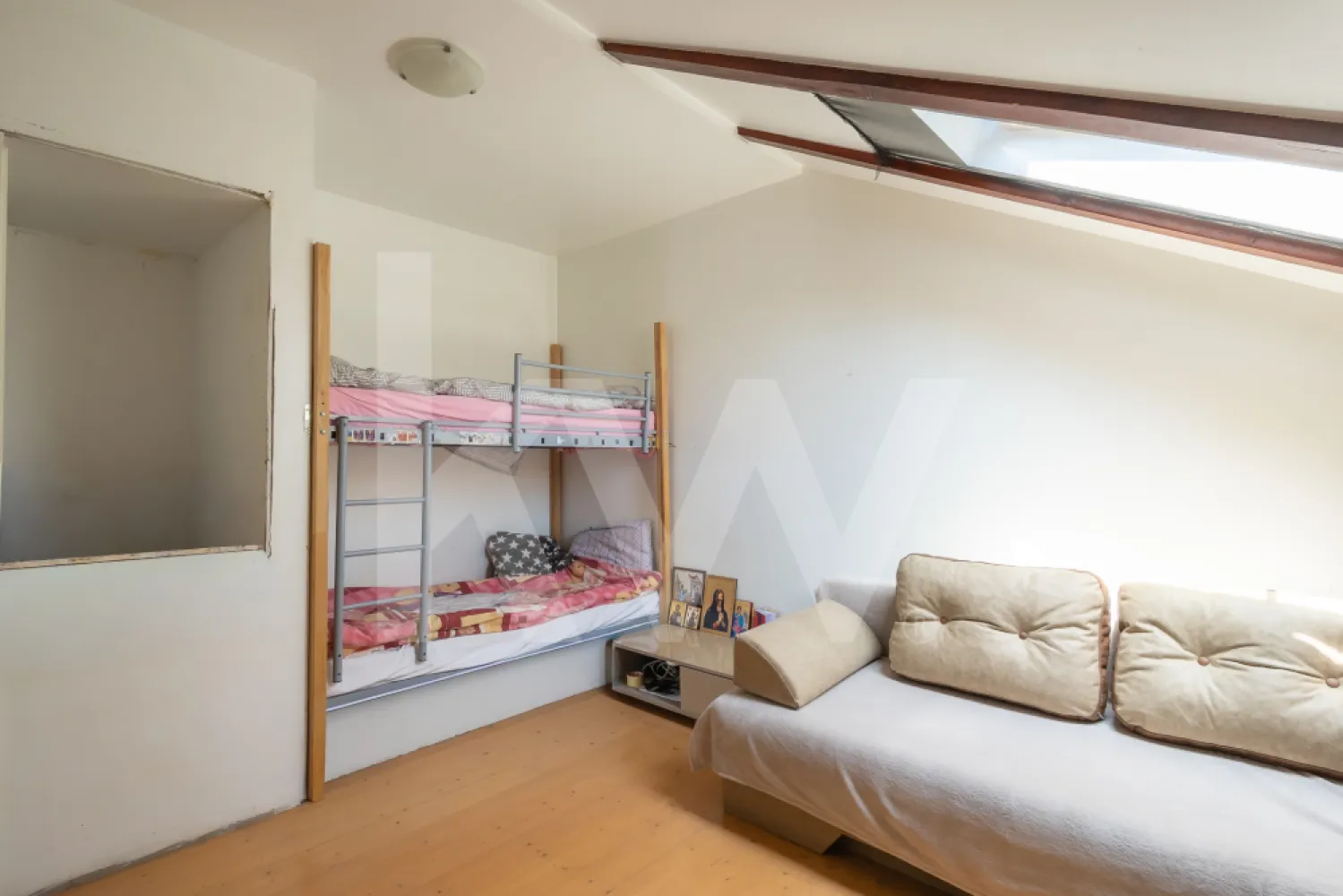 Apartament cu 3 camere, pod amenajat și 2 locuri de parcare - Se vinde apartament spațios situat la etajul 1 al unui imobil modern, completat de un pod amenajat care dublează utilitatea spațiului. Proprietatea are o suprafață utilă de 77 mp, este foarte bine iluminată natural și se predă cu două locuri de parcare supraterane incluse în preț.

Cum este compartimentat:

Etajul 1: Zonele sunt clar delimitate. Avem un living generos de tip open space, unit cu bucătăria, de unde se iese direct pe balconul exterior. Tot la acest nivel se află un hol de distribuție, cele două dormitoare și o baie mare, utilată complet atât cu cadă, cât și cu cabină de duș separată.

Podul amenajat: Accesul se face pe o scară interioară stabilă. Spațiul de la etaj este complet finisat, izolat și decorat elegant cu grinzi din lemn la vedere. Datorită ferestrelor Velux, zona este foarte luminoasă și poate fi folosită imediat ca al treilea dormitor, birou generos, zonă de joacă sau spațiu de relaxare.

Detalii tehnice și avantaje:

Suprafață utilă: 77 mp

Etaj: 1 + pod amenajat

Parcare: 2 locuri supraterane private

Confort sporit datorită structurii pe două niveluri, oferind intimitate fiecărui membru al familiei.

Proprietatea este ideală pentru locuit sau pentru investiție pe termen lung, fiind situată într-o zonă accesibilă.