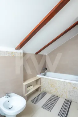Apartament cu 3 camere, pod amenajat și 2 locuri de parcare