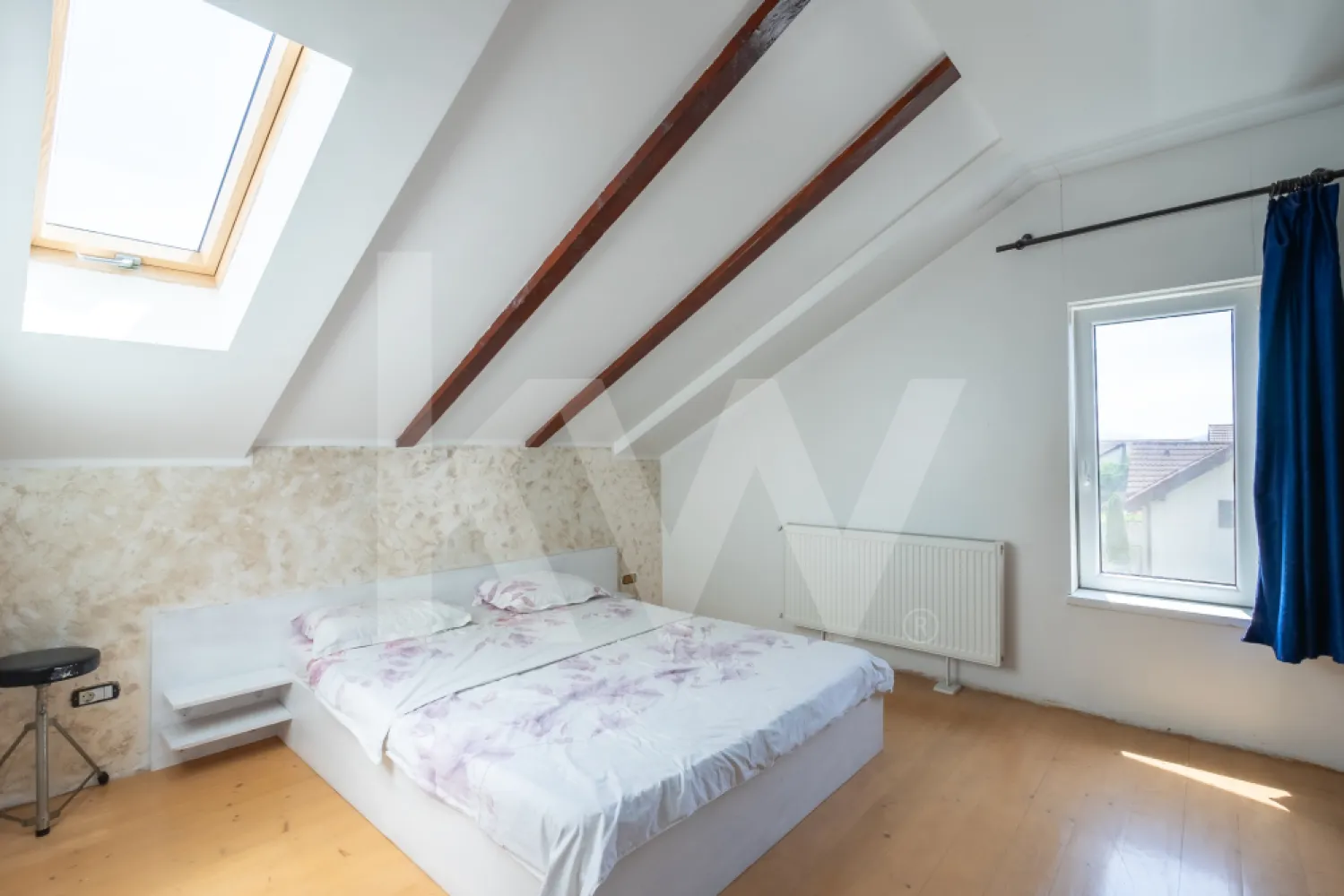 Apartament cu 3 camere, pod amenajat și 2 locuri de parcare