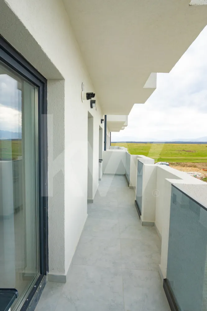 Apartament nou deosebit, prima închiriere – Stil, confort, soare – Selimbar - Vă propunem spre închiriere un apartament decomandat, aflat la prima inchiriere, situat într-o zonă liniștită și accesibilă din Șelimbăr, pe strada Principesa Elisabeta (zona Doamna Stanca). Locuința se află la etajul 1 al unui imobil cochet cu regim de înălțime P+3, oferind un echilibru perfect între intimitate și accesibilitate.

Design cu bun gust: Interiorul a fost amenajat cu atenție la detalii, folosind materiale de calitate superioară pentru a crea o atmosferă primitoare și rafinată.

Lumină naturală: Datorită orientării geografice Sud-Vest, apartamentul este inundat de soare pe tot parcursul zilei.
Balcon generos: O suprafață de 6 mp, ideală pentru momentele de relaxare la cafea.
Parcare privată: Include loc de parcare suprateran privat, astfel încât grija găsirii unui loc la finalul zilei dispare.

Condiții contractuale:
Se dorește un chiriaș stabil, pe o perioadă de minim 12 luni.
Garanția contractuală: echivalentul a 2 luni de chirie.

Nu se acceptă animale de companie (opțional, de menționat dacă e cazul).

Dacă sunteți în căutarea unei locuințe care să devină cu adevărat "acasă", vă invităm să programăm o vizionare pentru a descoperi farmecul acestui spațiu!