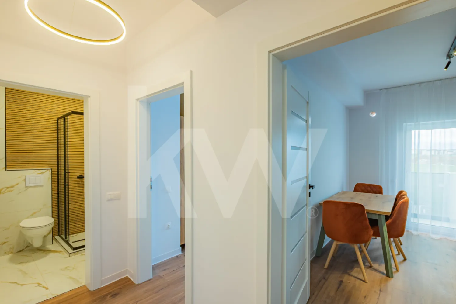 Apartament nou deosebit, prima închiriere – Stil, confort, soare – Selimbar - Vă propunem spre închiriere un apartament decomandat, aflat la prima inchiriere, situat într-o zonă liniștită și accesibilă din Șelimbăr, pe strada Principesa Elisabeta (zona Doamna Stanca). Locuința se află la etajul 1 al unui imobil cochet cu regim de înălțime P+3, oferind un echilibru perfect între intimitate și accesibilitate.

Design cu bun gust: Interiorul a fost amenajat cu atenție la detalii, folosind materiale de calitate superioară pentru a crea o atmosferă primitoare și rafinată.

Lumină naturală: Datorită orientării geografice Sud-Vest, apartamentul este inundat de soare pe tot parcursul zilei.
Balcon generos: O suprafață de 6 mp, ideală pentru momentele de relaxare la cafea.
Parcare privată: Include loc de parcare suprateran privat, astfel încât grija găsirii unui loc la finalul zilei dispare.

Condiții contractuale:
Se dorește un chiriaș stabil, pe o perioadă de minim 12 luni.
Garanția contractuală: echivalentul a 2 luni de chirie.

Nu se acceptă animale de companie (opțional, de menționat dacă e cazul).

Dacă sunteți în căutarea unei locuințe care să devină cu adevărat "acasă", vă invităm să programăm o vizionare pentru a descoperi farmecul acestui spațiu!