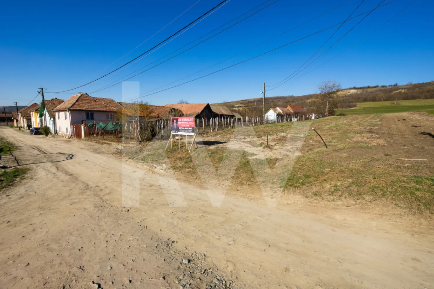 Teren intravilan de constructie, loc de casa, 1152mp, Sibiu - Nu rata șansa de a achiziționa un teren ideal pentru casa ta!

Vă propunem spre vânzare un teren intravilan de construcții, cu o suprafață totală de 1.152 mp, situat în localitatea Ruși, la doar 20 km de Sibiu. Proprietatea beneficiază de front stradal de 14 ml, cu acces la două drumuri, oferind astfel flexibilitate în proiectarea viitoarei locuințe.

Conform extrasului CF, terenul este destinat construcției de locuință (loc de casă). Utilitățile sunt disponibile în fața proprietății, existând deja branșament la energie electrică și apă, ceea ce reduce semnificativ costurile și timpul pentru demararea construcției.

Localitatea Ruși este recunoscută pentru liniștea ei, fiind o alegere excelentă pentru cei care își doresc să se mute într-o zonă rurală autentică, să desfășoare activități agricole sau să evadeze din agitația urbană.

O oportunitate rară, ideală pentru cei care apreciază simplitatea, tradiția și ritmul sănătos al vieții la țară.