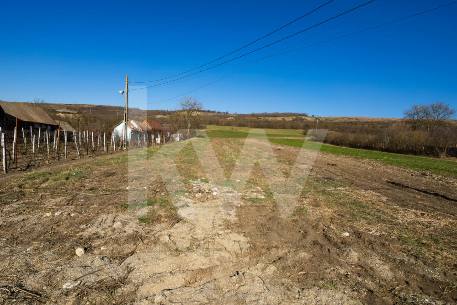 Teren intravilan de constructie, loc de casa, 1152mp, Sibiu - Nu rata șansa de a achiziționa un teren ideal pentru casa ta!

Vă propunem spre vânzare un teren intravilan de construcții, cu o suprafață totală de 1.152 mp, situat în localitatea Ruși, la doar 20 km de Sibiu. Proprietatea beneficiază de front stradal de 14 ml, cu acces la două drumuri, oferind astfel flexibilitate în proiectarea viitoarei locuințe.

Conform extrasului CF, terenul este destinat construcției de locuință (loc de casă). Utilitățile sunt disponibile în fața proprietății, existând deja branșament la energie electrică și apă, ceea ce reduce semnificativ costurile și timpul pentru demararea construcției.

Localitatea Ruși este recunoscută pentru liniștea ei, fiind o alegere excelentă pentru cei care își doresc să se mute într-o zonă rurală autentică, să desfășoare activități agricole sau să evadeze din agitația urbană.

O oportunitate rară, ideală pentru cei care apreciază simplitatea, tradiția și ritmul sănătos al vieții la țară.