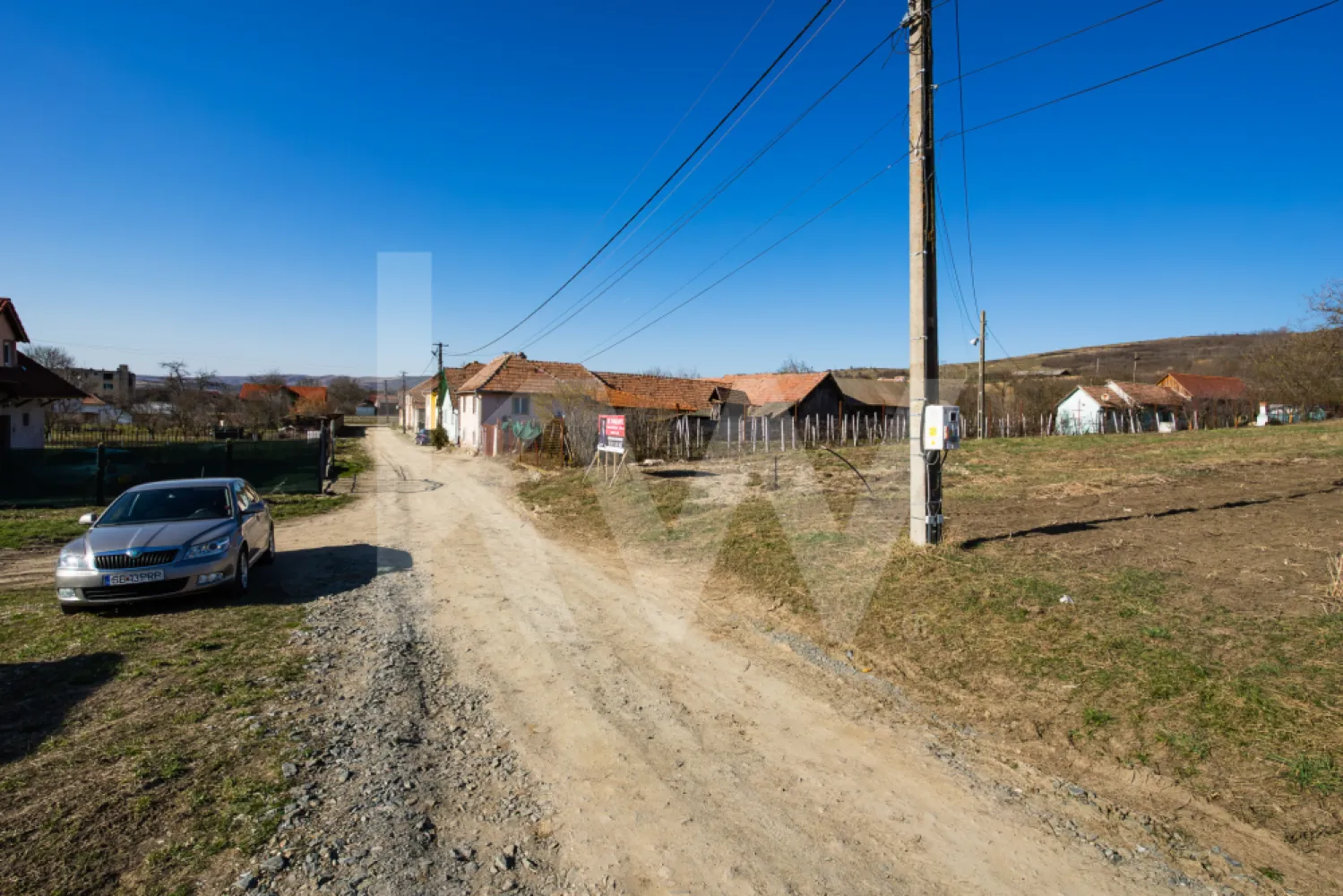 Teren intravilan de constructie, loc de casa, 1152mp, Sibiu - Nu rata șansa de a achiziționa un teren ideal pentru casa ta!

Vă propunem spre vânzare un teren intravilan de construcții, cu o suprafață totală de 1.152 mp, situat în localitatea Ruși, la doar 20 km de Sibiu. Proprietatea beneficiază de front stradal de 14 ml, cu acces la două drumuri, oferind astfel flexibilitate în proiectarea viitoarei locuințe.

Conform extrasului CF, terenul este destinat construcției de locuință (loc de casă). Utilitățile sunt disponibile în fața proprietății, existând deja branșament la energie electrică și apă, ceea ce reduce semnificativ costurile și timpul pentru demararea construcției.

Localitatea Ruși este recunoscută pentru liniștea ei, fiind o alegere excelentă pentru cei care își doresc să se mute într-o zonă rurală autentică, să desfășoare activități agricole sau să evadeze din agitația urbană.

O oportunitate rară, ideală pentru cei care apreciază simplitatea, tradiția și ritmul sănătos al vieții la țară.