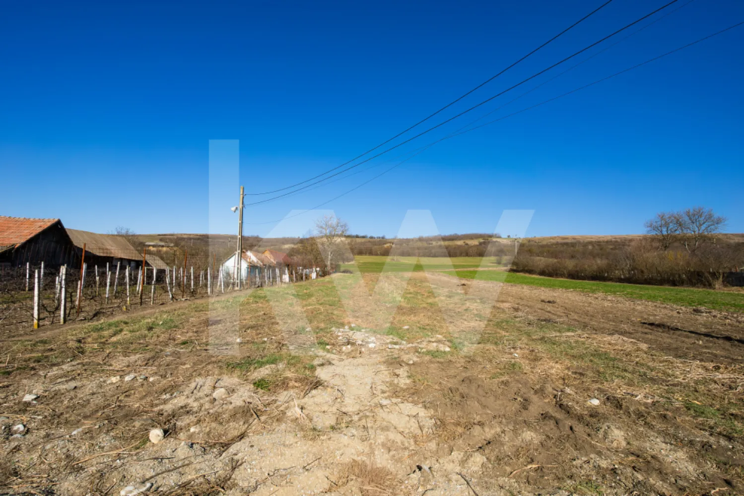 Teren intravilan de constructie, loc de casa, 1152mp, Sibiu - Nu rata șansa de a achiziționa un teren ideal pentru casa ta!

Vă propunem spre vânzare un teren intravilan de construcții, cu o suprafață totală de 1.152 mp, situat în localitatea Ruși, la doar 20 km de Sibiu. Proprietatea beneficiază de front stradal de 14 ml, cu acces la două drumuri, oferind astfel flexibilitate în proiectarea viitoarei locuințe.

Conform extrasului CF, terenul este destinat construcției de locuință (loc de casă). Utilitățile sunt disponibile în fața proprietății, existând deja branșament la energie electrică și apă, ceea ce reduce semnificativ costurile și timpul pentru demararea construcției.

Localitatea Ruși este recunoscută pentru liniștea ei, fiind o alegere excelentă pentru cei care își doresc să se mute într-o zonă rurală autentică, să desfășoare activități agricole sau să evadeze din agitația urbană.

O oportunitate rară, ideală pentru cei care apreciază simplitatea, tradiția și ritmul sănătos al vieții la țară.