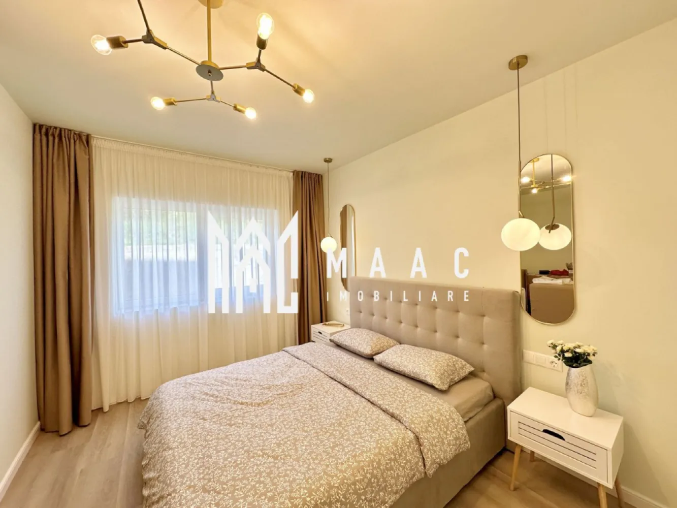 Apartament 2 camere | 53,55 MPU | Balcon | Loc de parcare - MAAC Imobiliare vă prezintă o locuință modernă, concepută pentru confort, eficiență energetică și un stil de viață echilibrat, situată într-un ansamblu rezidențial exclusivist din Sibiu.

Cu o suprafață utilă de 53,55 mp și un balcon tip logie de 7,29 mp, apartamentul beneficiază de orientare sudică, lumină naturală din abundență și o priveliște deschisă asupra împrejurimilor.

Compartimentare inteligentă
Hol de acces
Living luminos
Bucătărie
Dormitor spațios
Baie
Balcon tip logie cu acces facil din zona de zi
Confort și tehnologie pentru un stil de viață modern
Încălzire în pardoseală
Centrală termică în condensare
Aer condiționat inclus
Jaluzele electrice exterioare
Tâmplărie PVC premium cu 3 foi de sticlă
Izolație exterioară cu vată bazaltică
Balcon finisat cu granit și balustradă din sticlă securizată
Loc de parcare inclus
Flexibilitate la achiziție

Poți alege varianta de predare care se potrivește cel mai bine nevoilor tale:

 Predare la alb – ideală pentru personalizarea finisajelor

 Predare la cheie – gata pentru amenajare și mutare

 Predare complet mobilată și utilată – perfectă pentru mutare imediată sau investiție în închiriere

Un ansamblu rezidențial diferit

Acest proiect se remarcă prin densitatea redusă a construcțiilor și prin atenția acordată spațiilor exterioare:

Aproximativ 45% din suprafața ansamblului este destinată spațiilor verzi
Arbori ornamentali maturi și sistem automatizat de irigație
Locuri de joacă pentru copii
Drumuri complet pavate
Patru căi de acces către ansamblu
Vedere panoramică spre munți
Localizare excelentă
Acces rapid către Zona Industrială Vest
Conexiune facilă către centrul orașului
Aproape de centre comerciale, magazine și servicii
Zonă aerisită, liniștită și ferită de traficul intens
Ideal pentru
Locuință personală
Cupluri tinere
Investiție imobiliară
Închiriere pe termen lung
 Pentru informații suplimentare, menționează codul ID: CP2956277