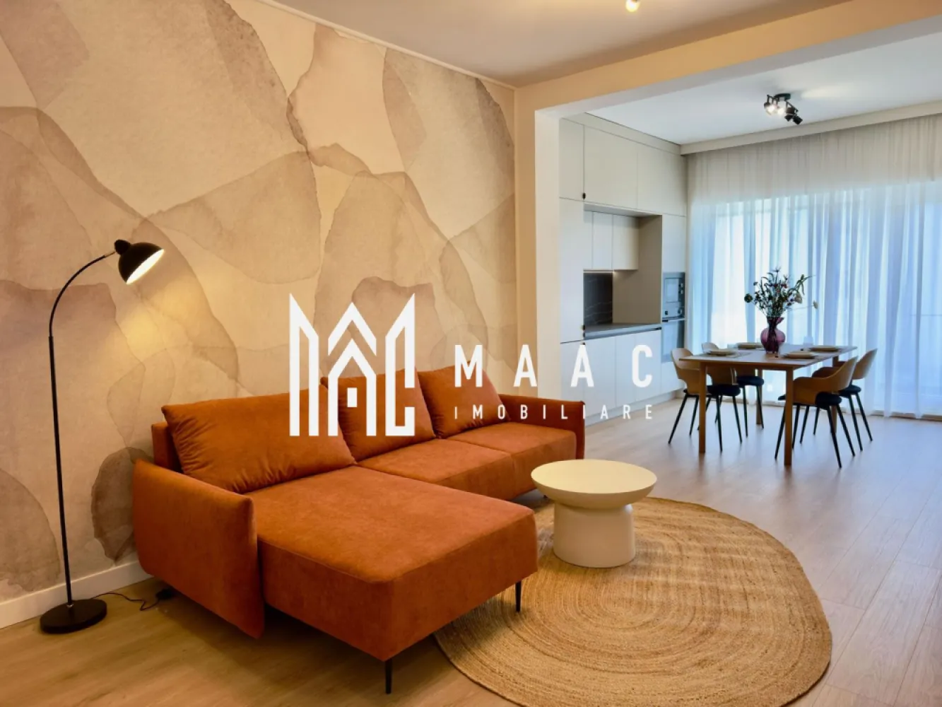 Apartament 2 camere | 53,55 MPU | Balcon | Loc de parcare - MAAC Imobiliare vă prezintă o locuință modernă, concepută pentru confort, eficiență energetică și un stil de viață echilibrat, situată într-un ansamblu rezidențial exclusivist din Sibiu.

Cu o suprafață utilă de 53,55 mp și un balcon tip logie de 7,29 mp, apartamentul beneficiază de orientare sudică, lumină naturală din abundență și o priveliște deschisă asupra împrejurimilor.

Compartimentare inteligentă
Hol de acces
Living luminos
Bucătărie
Dormitor spațios
Baie
Balcon tip logie cu acces facil din zona de zi
Confort și tehnologie pentru un stil de viață modern
Încălzire în pardoseală
Centrală termică în condensare
Aer condiționat inclus
Jaluzele electrice exterioare
Tâmplărie PVC premium cu 3 foi de sticlă
Izolație exterioară cu vată bazaltică
Balcon finisat cu granit și balustradă din sticlă securizată
Loc de parcare inclus
Flexibilitate la achiziție

Poți alege varianta de predare care se potrivește cel mai bine nevoilor tale:

 Predare la alb – ideală pentru personalizarea finisajelor

 Predare la cheie – gata pentru amenajare și mutare

 Predare complet mobilată și utilată – perfectă pentru mutare imediată sau investiție în închiriere

Un ansamblu rezidențial diferit

Acest proiect se remarcă prin densitatea redusă a construcțiilor și prin atenția acordată spațiilor exterioare:

Aproximativ 45% din suprafața ansamblului este destinată spațiilor verzi
Arbori ornamentali maturi și sistem automatizat de irigație
Locuri de joacă pentru copii
Drumuri complet pavate
Patru căi de acces către ansamblu
Vedere panoramică spre munți
Localizare excelentă
Acces rapid către Zona Industrială Vest
Conexiune facilă către centrul orașului
Aproape de centre comerciale, magazine și servicii
Zonă aerisită, liniștită și ferită de traficul intens
Ideal pentru
Locuință personală
Cupluri tinere
Investiție imobiliară
Închiriere pe termen lung
 Pentru informații suplimentare, menționează codul ID: CP2956277