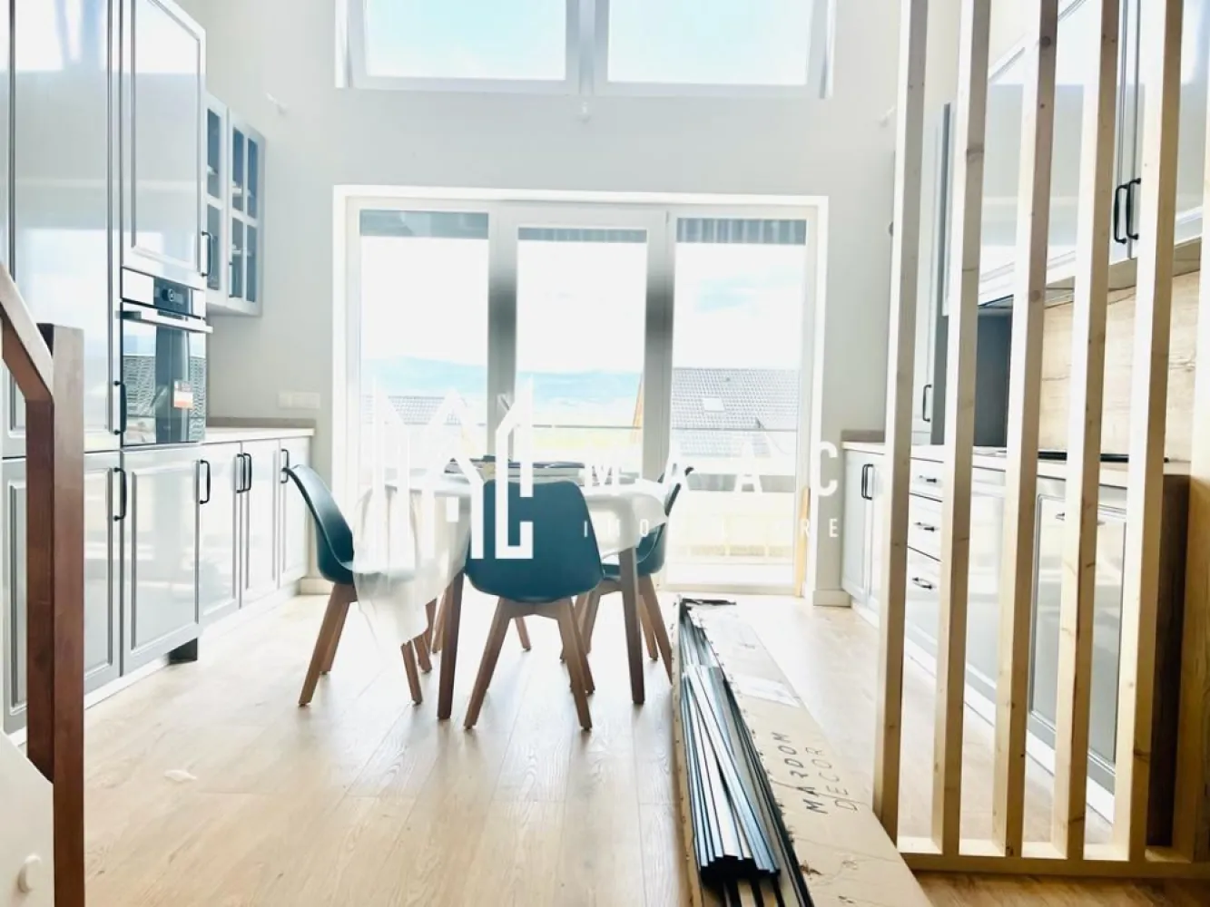 Apartament 4 camere | 105 MPU | La Cheie | Cartier reziential - MAAC Imobiliare vă propune spre vânzare un apartament exclusivist cu 4 camere, amplasat într-un ansamblu rezidențial modern din zona de Vest a Sibiului, conceput pentru cei care își doresc confort, intimitate și o priveliște deosebită către Munții Făgăraș.

Cu o suprafață utilă de 101,9 mp și o logie de 8 mp, locuința impresionează prin spațiile generoase, designul contemporan și lumina naturală care pătrunde pe tot parcursul zilei datorită orientării sudice.

Un apartament care se diferențiază
Living impresionant cu înălțime de 5,6 metri
3 dormitoare confortabile
2 băi moderne
Bucătărie integrată armonios în zona de zi
Logie cu vedere panoramică spre munți
Orientare sudică
Loc de parcare inclus
Confort premium și eficiență energetică
Încălzire în pardoseală
Jaluzele electrice exterioare
Izolație cu vată bazaltică
Balustrade din sticlă securizată
Sistem de colectare a apelor pluviale
Materiale premium și atenție la fiecare detaliu
Un ansamblu construit pentru calitatea vieții

Într-o perioadă în care majoritatea proiectelor imobiliare maximizează numărul de apartamente, acest ansamblu pune accent pe spațiu și confort.

 Aproximativ 45% din suprafață este dedicată spațiilor verzi

 Locuri de joacă pentru copii

 Cartier aerisit, cu densitate redusă de construcții

 Fațade elegante realizate din larice siberian și piatră naturală

 Patru căi de acces pentru evitarea traficului aglomerat

 Vedere deschisă și atmosferă liniștită

Flexibilitate totală la achiziție

Poți alege varianta care ți se potrivește:

Predare la alb
Predare la cheie
Predare complet mobilată și utilată

Astfel, locuința poate deveni rapid atât căminul perfect pentru familia ta, cât și o investiție valoroasă pentru închiriere.

De ce merită văzut?

Pentru că rareori găsești într-un singur loc:

peste 100 mp utili,
tavane spectaculoase,
vedere spre munți,
orientare sudică,
spații verzi generoase,
finisaje premium
și acces rapid către oraș.
Pentru mai multe detalii precizati telefonic ca ati vazut anuntul cu ID: CP2956271