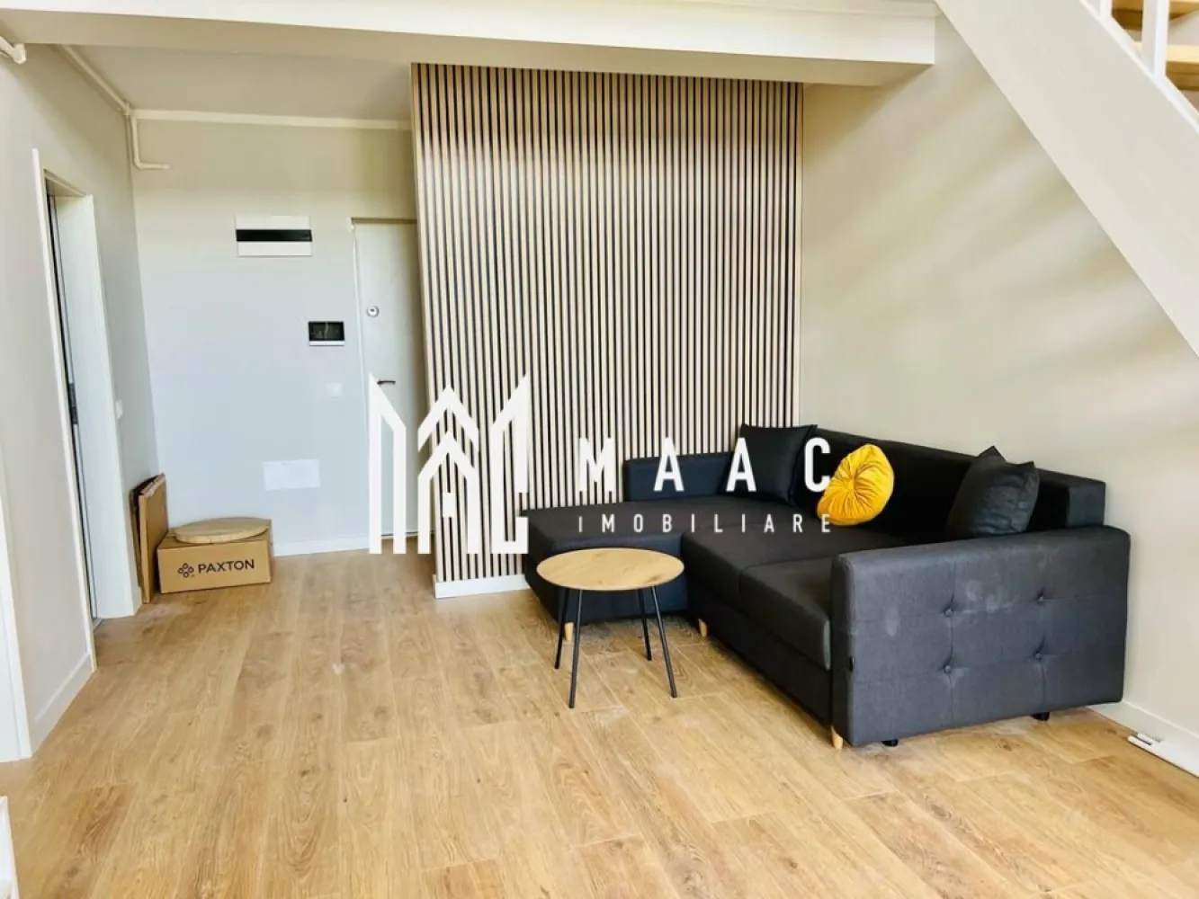 Apartament 4 camere | 105 MPU | La Cheie | Cartier reziential - MAAC Imobiliare vă propune spre vânzare un apartament exclusivist cu 4 camere, amplasat într-un ansamblu rezidențial modern din zona de Vest a Sibiului, conceput pentru cei care își doresc confort, intimitate și o priveliște deosebită către Munții Făgăraș.

Cu o suprafață utilă de 101,9 mp și o logie de 8 mp, locuința impresionează prin spațiile generoase, designul contemporan și lumina naturală care pătrunde pe tot parcursul zilei datorită orientării sudice.

Un apartament care se diferențiază
Living impresionant cu înălțime de 5,6 metri
3 dormitoare confortabile
2 băi moderne
Bucătărie integrată armonios în zona de zi
Logie cu vedere panoramică spre munți
Orientare sudică
Loc de parcare inclus
Confort premium și eficiență energetică
Încălzire în pardoseală
Jaluzele electrice exterioare
Izolație cu vată bazaltică
Balustrade din sticlă securizată
Sistem de colectare a apelor pluviale
Materiale premium și atenție la fiecare detaliu
Un ansamblu construit pentru calitatea vieții

Într-o perioadă în care majoritatea proiectelor imobiliare maximizează numărul de apartamente, acest ansamblu pune accent pe spațiu și confort.

 Aproximativ 45% din suprafață este dedicată spațiilor verzi

 Locuri de joacă pentru copii

 Cartier aerisit, cu densitate redusă de construcții

 Fațade elegante realizate din larice siberian și piatră naturală

 Patru căi de acces pentru evitarea traficului aglomerat

 Vedere deschisă și atmosferă liniștită

Flexibilitate totală la achiziție

Poți alege varianta care ți se potrivește:

Predare la alb
Predare la cheie
Predare complet mobilată și utilată

Astfel, locuința poate deveni rapid atât căminul perfect pentru familia ta, cât și o investiție valoroasă pentru închiriere.

De ce merită văzut?

Pentru că rareori găsești într-un singur loc:

peste 100 mp utili,
tavane spectaculoase,
vedere spre munți,
orientare sudică,
spații verzi generoase,
finisaje premium
și acces rapid către oraș.
Pentru mai multe detalii precizati telefonic ca ati vazut anuntul cu ID: CP2956271