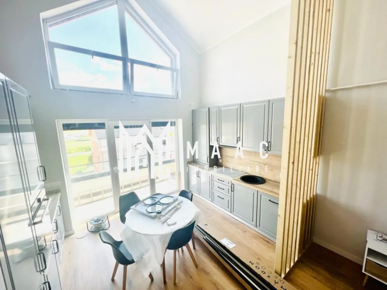 Apartament 4 camere | 105 MPU | La Cheie | Cartier reziential - MAAC Imobiliare vă propune spre vânzare un apartament exclusivist cu 4 camere, amplasat într-un ansamblu rezidențial modern din zona de Vest a Sibiului, conceput pentru cei care își doresc confort, intimitate și o priveliște deosebită către Munții Făgăraș.

Cu o suprafață utilă de 101,9 mp și o logie de 8 mp, locuința impresionează prin spațiile generoase, designul contemporan și lumina naturală care pătrunde pe tot parcursul zilei datorită orientării sudice.

Un apartament care se diferențiază
Living impresionant cu înălțime de 5,6 metri
3 dormitoare confortabile
2 băi moderne
Bucătărie integrată armonios în zona de zi
Logie cu vedere panoramică spre munți
Orientare sudică
Loc de parcare inclus
Confort premium și eficiență energetică
Încălzire în pardoseală
Jaluzele electrice exterioare
Izolație cu vată bazaltică
Balustrade din sticlă securizată
Sistem de colectare a apelor pluviale
Materiale premium și atenție la fiecare detaliu
Un ansamblu construit pentru calitatea vieții

Într-o perioadă în care majoritatea proiectelor imobiliare maximizează numărul de apartamente, acest ansamblu pune accent pe spațiu și confort.

 Aproximativ 45% din suprafață este dedicată spațiilor verzi

 Locuri de joacă pentru copii

 Cartier aerisit, cu densitate redusă de construcții

 Fațade elegante realizate din larice siberian și piatră naturală

 Patru căi de acces pentru evitarea traficului aglomerat

 Vedere deschisă și atmosferă liniștită

Flexibilitate totală la achiziție

Poți alege varianta care ți se potrivește:

Predare la alb
Predare la cheie
Predare complet mobilată și utilată

Astfel, locuința poate deveni rapid atât căminul perfect pentru familia ta, cât și o investiție valoroasă pentru închiriere.

De ce merită văzut?

Pentru că rareori găsești într-un singur loc:

peste 100 mp utili,
tavane spectaculoase,
vedere spre munți,
orientare sudică,
spații verzi generoase,
finisaje premium
și acces rapid către oraș.
Pentru mai multe detalii precizati telefonic ca ati vazut anuntul cu ID: CP2956271