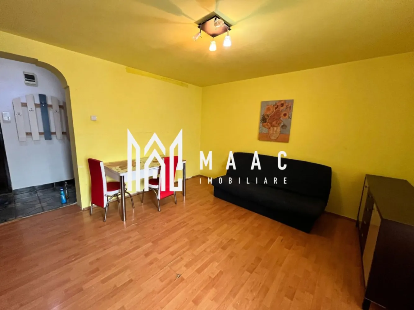 Apartament 2 camere | Decomandat | 54 MPU | SIRETULUI - 🏡 MAAC Imobiliare vă propune spre vânzare un apartament spațios, ideal pentru cei care își doresc să-l personalizeze după propriul gust!

✔ Suprafață generoasă – 54 mp, compartimentare decomandată, oferind spațiu bine organizat.
✔ Bucătărie cu balcon închis – Mai mult spațiu pentru depozitare sau pentru a crea un loc de relaxare.
✔ Etaj 4 din 5 – Locație ideală, oferind atât liniște, cât și acces facil.
✔ Necesită renovare – O oportunitate perfectă de a transforma acest apartament într-un cămin modern, exact așa cum îți dorești.
Pentru mai multe detalii și pentru programarea unei vizionări, vă rugăm să specificați ID-ul anunțului: CP2461040