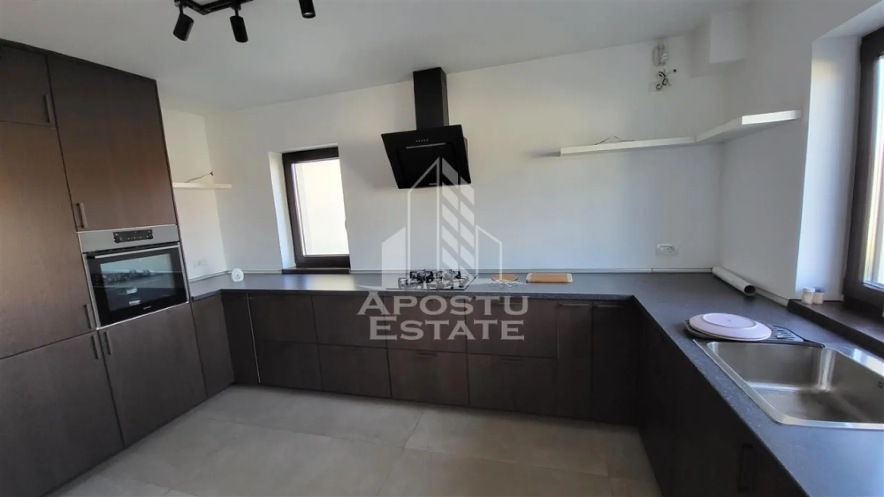 Casa individuala cu 4 camere,2 garaje,Dumbravita