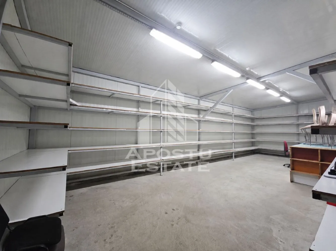 Spatiu depozitare, 100 mp + curte betonata, Mosnita Noua-Drumul Boilor - Agentia imobiliara Apostu Estate va propune spre inchiriere hala, pretabila pentru depozitare, mica productie si alte activitati comerciale, 100 mp utili, si curte betonata in fata halei, in apropiere de Drumul Bolilor si la 1 km de Centura Timisoarei, localizata in Mosnita Noua, judetul Timis.

Spatiul este compartimentat in 3 segmente individuale, care pot comunica in caz de nevoie, fiecare segment are acces separat din curte.
Hala este realizata din panou sandwish pe structura metalica, iar unul din segmente dispune de curent trifazi, incalzire prin centrala pe gaz, apa si canalizare. La nevoie se poate inchiria extra spatiu de birouri, 1 sau doua incaperi cu acces din aceiasi curte. Curte dispune de acces auto din asfalt.

Pentru mai multe detalii sau pentru stabilirea unei vizionari nu ezitati sa ne contactati.
CP3151312