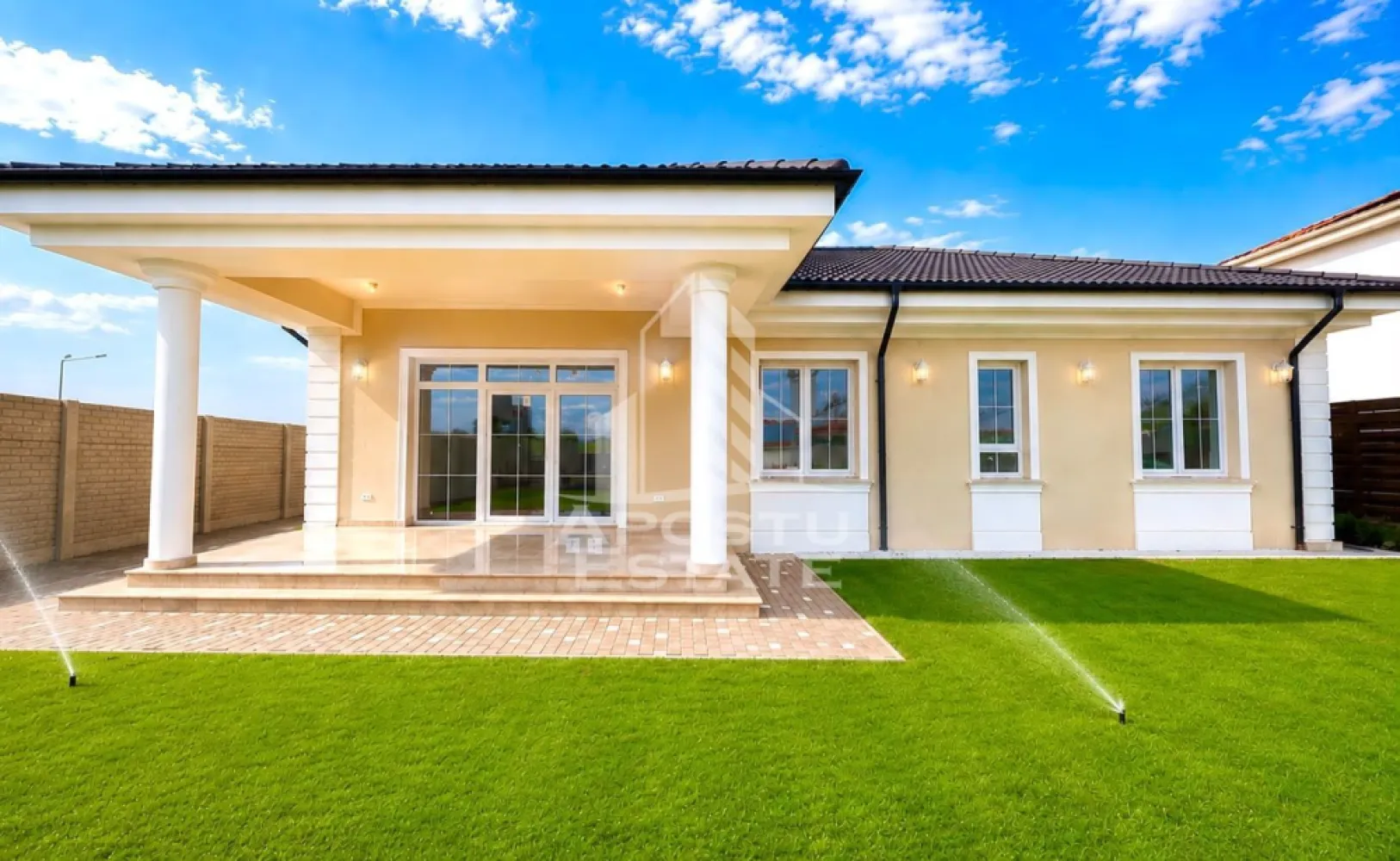 Casa noua premium 613 mp teren - Apostu Estate va propune spre vanzare o casa individuala premium, construita integral din zidarie, situata pe un teren generos de 613 mp, cu front stradal de 18 m. Proprietatea impresioneaza prin calitatea executiei, compartimentarea eficienta si atentia acordata fiecarui detaliu.

Casa dispune de 133 mp utili si 161 mp construiti, fiind compusa din 3 dormitoare spatioase, 2 bai elegante si un living open-space de aproximativ 40 mp, perfect pentru momentele petrecute alaturi de familie. Inaltimea camerelor de 3 metri ofera un plus de luminozitate si confort.

Constructia este realizata 100% din zidarie, inclusiv peretii despartitori, fara rigips, cu izolatie exterioara de 15 cm si tamplarie Salamander. Beneficiaza de incalzire in pardoseala cu repartitoare, curent trifazic si placa de beton.

Terasele si glafurile sunt realizate din marmura si granit, iar curtea este amenajata cu aproximativ 300 mp de gazon si sistem automat de irigare Hunter cu 3 zone. Proprietatea este imprejmuita cu gard solid, avand fundatie de 90 cm si armare completa.

Pavajul este destinat traficului auto greu, iar sistemul de drenaj pentru apa pluviala este separat de canalizare. O proprietate moderna, luminoasa si impecabil executata, ideala pentru cei care cauta calitate fara compromisuri. 
Pentru informatii suplimentare si programarea unei vizionari, contactati-ne cu incredere!
CP : 3151293