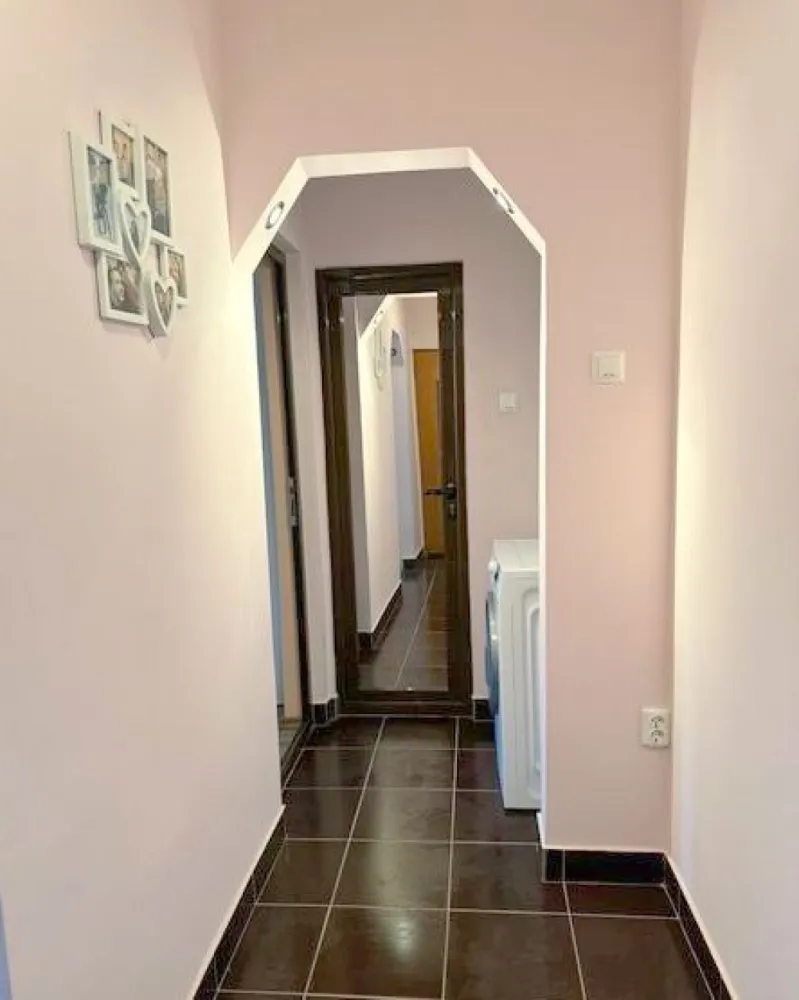 De vanzare apartament cu 3 camere, micro 38, et. 3, 63.000 euro - Mag Invest vă propune spre vânzare un apartament cu 3 camere, situat în Micro 38, zona Y-uri, o locație apreciată pentru accesul facil către magazine, școli, mijloace de transport și toate facilitățile urbane.
Apartamentul are o suprafață de 53 mp și este amplasat la etajul 3 al unui imobil cu 4 niveluri, beneficiind de o compartimentare semidecomandată și de un confort sporit oferit de poziționarea la un etaj intermediar.
Locuința se vinde complet mobilată și utilată, fiind pregătită pentru mutare imediată. Dispune de un grup sanitar cu geam și beneficiază de dotări care asigură un nivel ridicat de confort și costuri reduse de întreținere:
- centrală termică proprie;
- apă separată;
- izolație exterioară;
- tâmplărie PVC cu geam termopan;
- mobilier și electrocasnice.
Luminos și primitor, acest apartament reprezintă alegerea ideală pentru o familie sau un cuplu care își dorește un cămin confortabil, într-o zonă bine cotată a orașului.
Preț de vânzare: 63.000 Euro.
Pentru informații suplimentare și programarea unei vizionări:
Mag Invest
Telefon: 0741.030.291 Marilena.