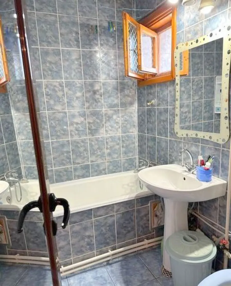 De vanzare apartament cu 3 camere, micro 38, et. 3, 63.000 euro - Mag Invest vă propune spre vânzare un apartament cu 3 camere, situat în Micro 38, zona Y-uri, o locație apreciată pentru accesul facil către magazine, școli, mijloace de transport și toate facilitățile urbane.
Apartamentul are o suprafață de 53 mp și este amplasat la etajul 3 al unui imobil cu 4 niveluri, beneficiind de o compartimentare semidecomandată și de un confort sporit oferit de poziționarea la un etaj intermediar.
Locuința se vinde complet mobilată și utilată, fiind pregătită pentru mutare imediată. Dispune de un grup sanitar cu geam și beneficiază de dotări care asigură un nivel ridicat de confort și costuri reduse de întreținere:
- centrală termică proprie;
- apă separată;
- izolație exterioară;
- tâmplărie PVC cu geam termopan;
- mobilier și electrocasnice.
Luminos și primitor, acest apartament reprezintă alegerea ideală pentru o familie sau un cuplu care își dorește un cămin confortabil, într-o zonă bine cotată a orașului.
Preț de vânzare: 63.000 Euro.
Pentru informații suplimentare și programarea unei vizionări:
Mag Invest
Telefon: 0741.030.291 Marilena.