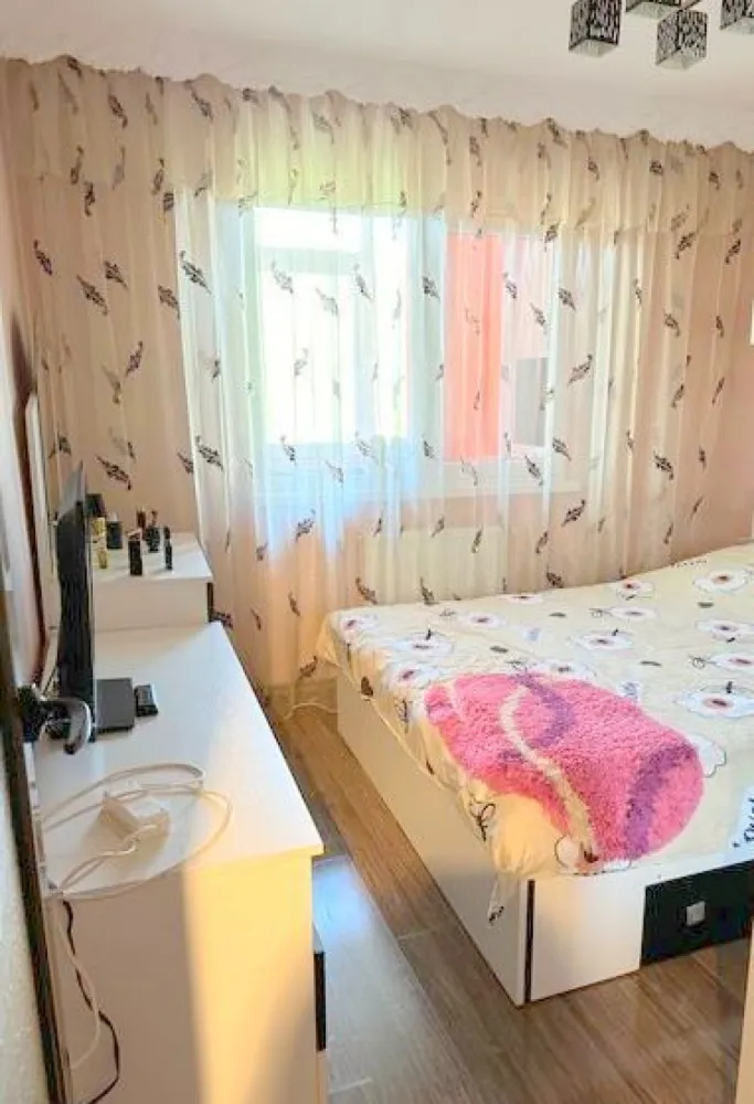 De vanzare apartament cu 3 camere, micro 38, et. 3, 63.000 euro - Mag Invest vă propune spre vânzare un apartament cu 3 camere, situat în Micro 38, zona Y-uri, o locație apreciată pentru accesul facil către magazine, școli, mijloace de transport și toate facilitățile urbane.
Apartamentul are o suprafață de 53 mp și este amplasat la etajul 3 al unui imobil cu 4 niveluri, beneficiind de o compartimentare semidecomandată și de un confort sporit oferit de poziționarea la un etaj intermediar.
Locuința se vinde complet mobilată și utilată, fiind pregătită pentru mutare imediată. Dispune de un grup sanitar cu geam și beneficiază de dotări care asigură un nivel ridicat de confort și costuri reduse de întreținere:
- centrală termică proprie;
- apă separată;
- izolație exterioară;
- tâmplărie PVC cu geam termopan;
- mobilier și electrocasnice.
Luminos și primitor, acest apartament reprezintă alegerea ideală pentru o familie sau un cuplu care își dorește un cămin confortabil, într-o zonă bine cotată a orașului.
Preț de vânzare: 63.000 Euro.
Pentru informații suplimentare și programarea unei vizionări:
Mag Invest
Telefon: 0741.030.291 Marilena.