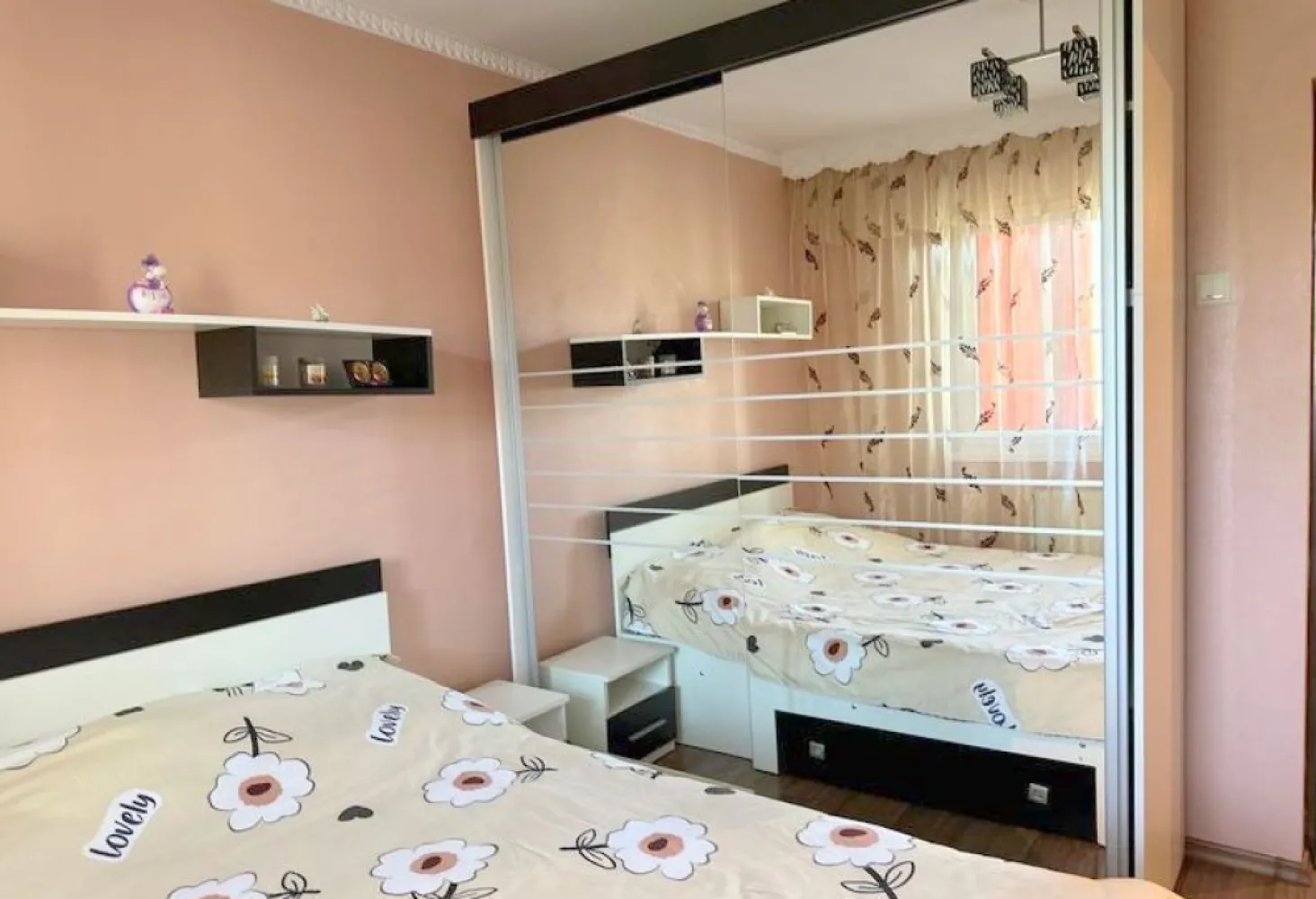 De vanzare apartament cu 3 camere, micro 38, et. 3, 63.000 euro - Mag Invest vă propune spre vânzare un apartament cu 3 camere, situat în Micro 38, zona Y-uri, o locație apreciată pentru accesul facil către magazine, școli, mijloace de transport și toate facilitățile urbane.
Apartamentul are o suprafață de 53 mp și este amplasat la etajul 3 al unui imobil cu 4 niveluri, beneficiind de o compartimentare semidecomandată și de un confort sporit oferit de poziționarea la un etaj intermediar.
Locuința se vinde complet mobilată și utilată, fiind pregătită pentru mutare imediată. Dispune de un grup sanitar cu geam și beneficiază de dotări care asigură un nivel ridicat de confort și costuri reduse de întreținere:
- centrală termică proprie;
- apă separată;
- izolație exterioară;
- tâmplărie PVC cu geam termopan;
- mobilier și electrocasnice.
Luminos și primitor, acest apartament reprezintă alegerea ideală pentru o familie sau un cuplu care își dorește un cămin confortabil, într-o zonă bine cotată a orașului.
Preț de vânzare: 63.000 Euro.
Pentru informații suplimentare și programarea unei vizionări:
Mag Invest
Telefon: 0741.030.291 Marilena.