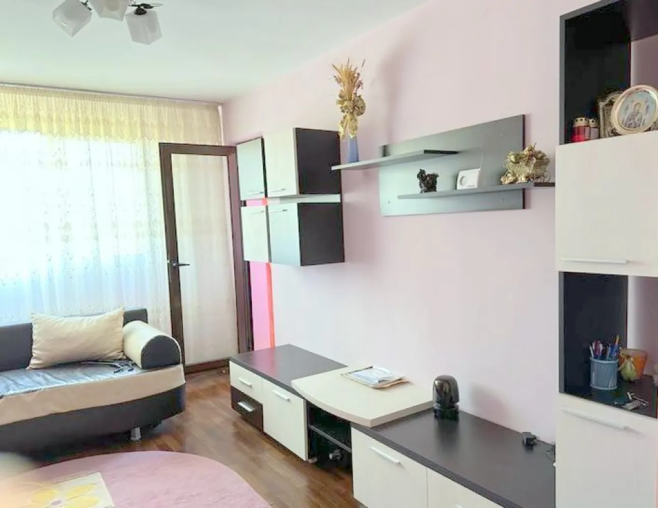 De vanzare apartament cu 3 camere, micro 38, et. 3, 63.000 euro - Mag Invest vă propune spre vânzare un apartament cu 3 camere, situat în Micro 38, zona Y-uri, o locație apreciată pentru accesul facil către magazine, școli, mijloace de transport și toate facilitățile urbane.
Apartamentul are o suprafață de 53 mp și este amplasat la etajul 3 al unui imobil cu 4 niveluri, beneficiind de o compartimentare semidecomandată și de un confort sporit oferit de poziționarea la un etaj intermediar.
Locuința se vinde complet mobilată și utilată, fiind pregătită pentru mutare imediată. Dispune de un grup sanitar cu geam și beneficiază de dotări care asigură un nivel ridicat de confort și costuri reduse de întreținere:
- centrală termică proprie;
- apă separată;
- izolație exterioară;
- tâmplărie PVC cu geam termopan;
- mobilier și electrocasnice.
Luminos și primitor, acest apartament reprezintă alegerea ideală pentru o familie sau un cuplu care își dorește un cămin confortabil, într-o zonă bine cotată a orașului.
Preț de vânzare: 63.000 Euro.
Pentru informații suplimentare și programarea unei vizionări:
Mag Invest
Telefon: 0741.030.291 Marilena.