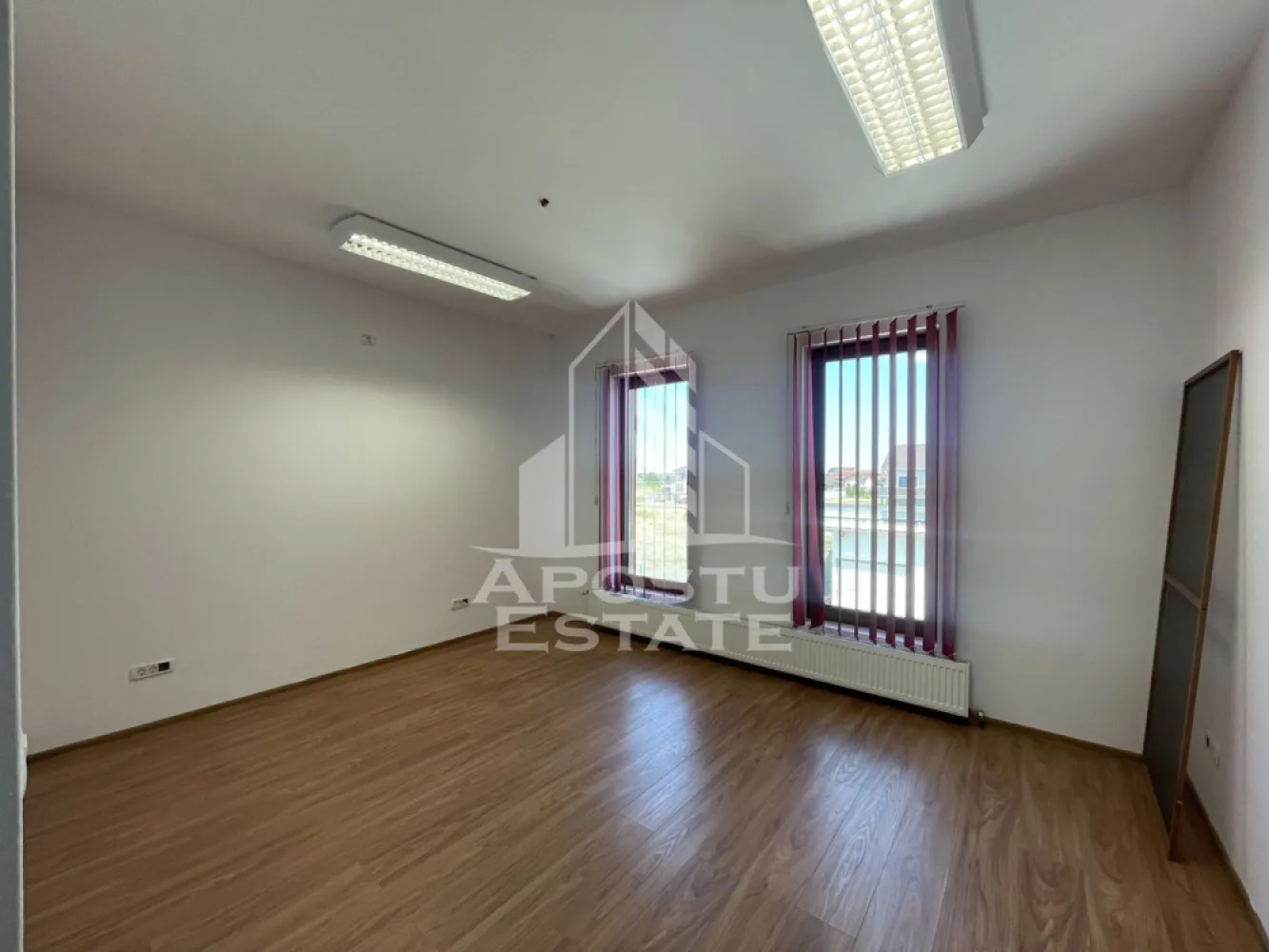 Casa P+1E, 262 mp utili, 10 locuri parcare, Mosnita Noua-Drumul Boilor - Agentia imobiliara Apostu Estate va propune spre inchiriere casa P+1E, pretabila pentru birouri, sediu firma si alte activitati comerciale, 262 mp utili, si 10 locuri de parcare, in apropiere de Drumul Bolilor si la 1 km de Centura Timisoarei, Mosnita Noua, judetul Timis.

Imobilul este compartimentat pe doua niveluri, cu acces din casa scarii, si dispune de 9 incaperi de diferite suprafete, 2 bucatarii si 5 grupuri sanitare separate. Pe langa acestea cladirea dispune de spatii pentru depozitare.
Confortul termic este asigurat prin 2 centrale pe gaz si aparate de climatizare.
Extra se poate inchiria un spatiu depozitare de 100 mp, impartit in 3 segmente, fiecare cu acces separat din curte betonata.
Pentru mai multe detalii sau pentru stabilirea unei vizionari nu ezitati sa ne contactati!
CP3151214