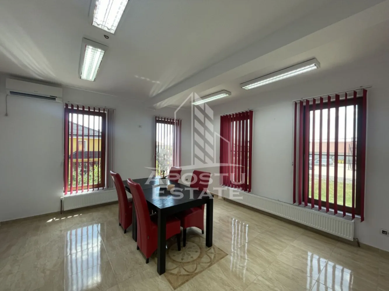 Casa P+1E, 262 mp utili, 10 locuri parcare, Mosnita Noua-Drumul Boilor - Agentia imobiliara Apostu Estate va propune spre inchiriere casa P+1E, pretabila pentru birouri, sediu firma si alte activitati comerciale, 262 mp utili, si 10 locuri de parcare, in apropiere de Drumul Bolilor si la 1 km de Centura Timisoarei, Mosnita Noua, judetul Timis.

Imobilul este compartimentat pe doua niveluri, cu acces din casa scarii, si dispune de 9 incaperi de diferite suprafete, 2 bucatarii si 5 grupuri sanitare separate. Pe langa acestea cladirea dispune de spatii pentru depozitare.
Confortul termic este asigurat prin 2 centrale pe gaz si aparate de climatizare.
Extra se poate inchiria un spatiu depozitare de 100 mp, impartit in 3 segmente, fiecare cu acces separat din curte betonata.
Pentru mai multe detalii sau pentru stabilirea unei vizionari nu ezitati sa ne contactati!
CP3151214