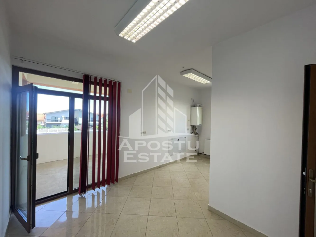 Casa P+1E, 262 mp utili, 10 locuri parcare, Mosnita Noua-Drumul Boilor - Agentia imobiliara Apostu Estate va propune spre inchiriere casa P+1E, pretabila pentru birouri, sediu firma si alte activitati comerciale, 262 mp utili, si 10 locuri de parcare, in apropiere de Drumul Bolilor si la 1 km de Centura Timisoarei, Mosnita Noua, judetul Timis.

Imobilul este compartimentat pe doua niveluri, cu acces din casa scarii, si dispune de 9 incaperi de diferite suprafete, 2 bucatarii si 5 grupuri sanitare separate. Pe langa acestea cladirea dispune de spatii pentru depozitare.
Confortul termic este asigurat prin 2 centrale pe gaz si aparate de climatizare.
Extra se poate inchiria un spatiu depozitare de 100 mp, impartit in 3 segmente, fiecare cu acces separat din curte betonata.
Pentru mai multe detalii sau pentru stabilirea unei vizionari nu ezitati sa ne contactati!
CP3151214