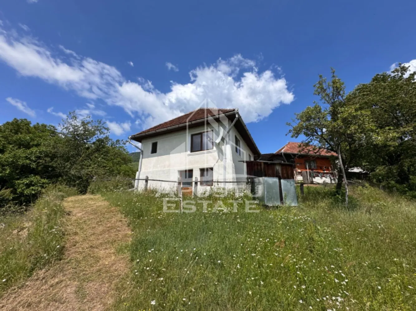 Casa la munte, la cheie, priveliste panoramica, in sat Ret, Hunedoara - Agentie imobiliara, APOSTU ESTATE va ofera spre vanzare o casa la munte, aflata in localitatea Ret, din judetul Hunedoara.

Privelistea panoramica, asupra muntilor din jur, este punctul forte al acestei proprietati.

Actualul proprietar, a renovat casa integral de-a lungul timpului, motiv pentru care locuinta se poate ocupa imediat.

Terenul este intravilan in totalitate si are o suprafata totala de 3534mp.

Casa are o suprafata utila de 88mp si este compartimentata astfel:
Constructie 1:
- 2 camere
- 1 bucatarie
- 1 baie cu geam
- 1 hol de acces
- 1 beci de 13mp
- 1 terasa de 15mp

Constructie 2:
- 1 camera
- 1 bucatarie de vara
- 1 terasa de 15mp

Confortul termic este asigurat prin intermediul sobelor de teracota.

Apa curenta, este asigurata de la 2 izvoare de munte care nu au secat niciodata, printr-o instalatie prin cadere. Iar canalizarea este cu fosa septica.

Pe proprietate se afla si o sura facuta din lemn, aflata intr-o stare buna.

Amplasarea proprietatii, pe o coama de munte, ofera toata intimitatea la care te poti gandi, liniste, dar mai ales, un trai in conformitate cu natura.

Oferim consultanta gratuita cu privire la obtinerea creditelor bancare pentru achizitii imobiliare.

Nu ezitati sa ne contactati pentru stabilirea unei vizionari sau alte detalii suplimentare.

ID intern: CP3149972

Lead furnizat de catre https://www.facebook.com/tihna.crisului