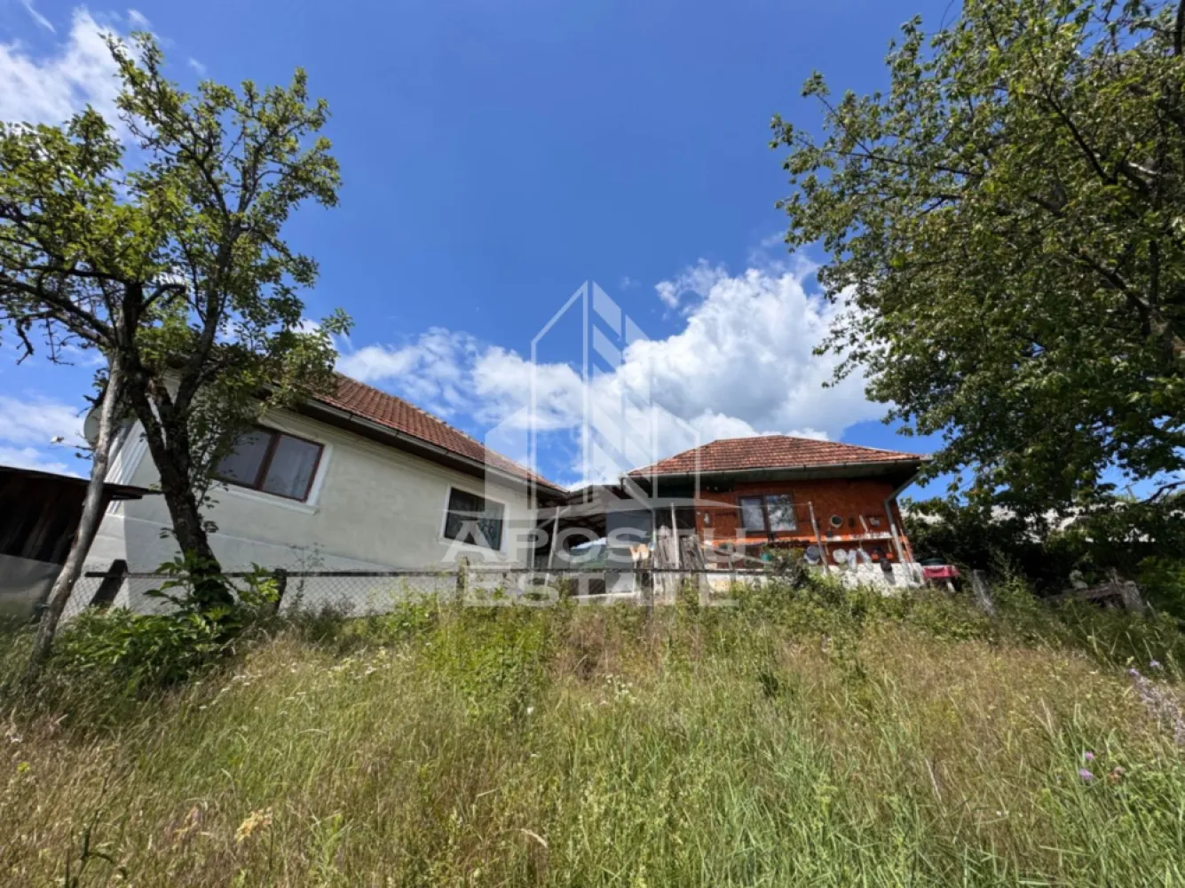 Casa la munte, la cheie, priveliste panoramica, in sat Ret, Hunedoara - Agentie imobiliara, APOSTU ESTATE va ofera spre vanzare o casa la munte, aflata in localitatea Ret, din judetul Hunedoara.

Privelistea panoramica, asupra muntilor din jur, este punctul forte al acestei proprietati.

Actualul proprietar, a renovat casa integral de-a lungul timpului, motiv pentru care locuinta se poate ocupa imediat.

Terenul este intravilan in totalitate si are o suprafata totala de 3534mp.

Casa are o suprafata utila de 88mp si este compartimentata astfel:
Constructie 1:
- 2 camere
- 1 bucatarie
- 1 baie cu geam
- 1 hol de acces
- 1 beci de 13mp
- 1 terasa de 15mp

Constructie 2:
- 1 camera
- 1 bucatarie de vara
- 1 terasa de 15mp

Confortul termic este asigurat prin intermediul sobelor de teracota.

Apa curenta, este asigurata de la 2 izvoare de munte care nu au secat niciodata, printr-o instalatie prin cadere. Iar canalizarea este cu fosa septica.

Pe proprietate se afla si o sura facuta din lemn, aflata intr-o stare buna.

Amplasarea proprietatii, pe o coama de munte, ofera toata intimitatea la care te poti gandi, liniste, dar mai ales, un trai in conformitate cu natura.

Oferim consultanta gratuita cu privire la obtinerea creditelor bancare pentru achizitii imobiliare.

Nu ezitati sa ne contactati pentru stabilirea unei vizionari sau alte detalii suplimentare.

ID intern: CP3149972

Lead furnizat de catre https://www.facebook.com/tihna.crisului