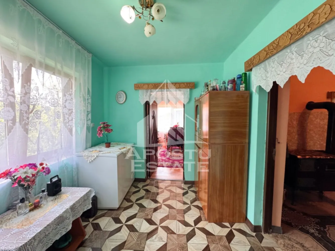 Casa la munte, la cheie, priveliste panoramica, in sat Ret, Hunedoara
