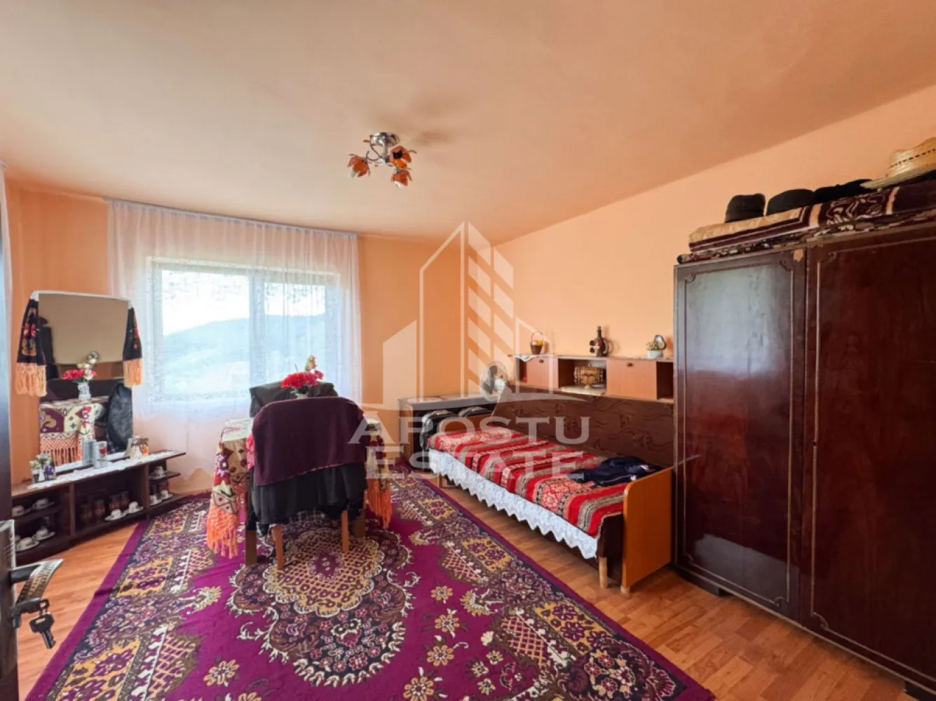 Casa la munte, la cheie, priveliste panoramica, in sat Ret, Hunedoara