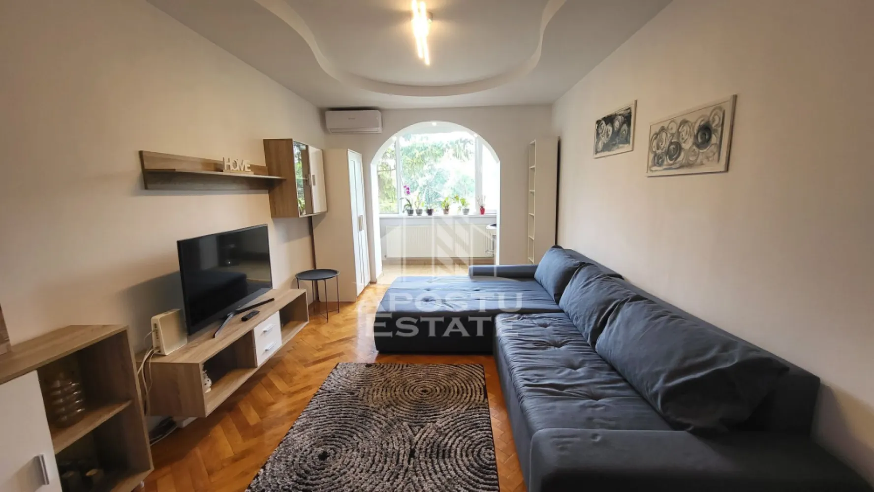 Apartament 2 camere ULTRACENTRAL - APOSTU ESTATE va ofera spre inchiriere apartament cu 2 camere decomandat situat Ultracentral. Imobilul dispune de o suprafata utila de 58 mp etajul 2 al unui bloc situat intr-o zona e linistita si totodata cu numeroase puncte de interes: -gradinite scoli -supermarketuri - -mijloace de transport .

Este complet mobilat si utilat modern.

Apartamenul dispune de terasa proprie.

Confortul termic este realizat cu ajutorul centralei pe gaz.

Nu exista dificultati in gasirea unui loc de parcare exista locuri atat in fata cat si in spatele blocului.

Pret: 500 euro+garantie.
Disponibil din 1 Iulie!

Va asteptam cu drag la o vizionare!