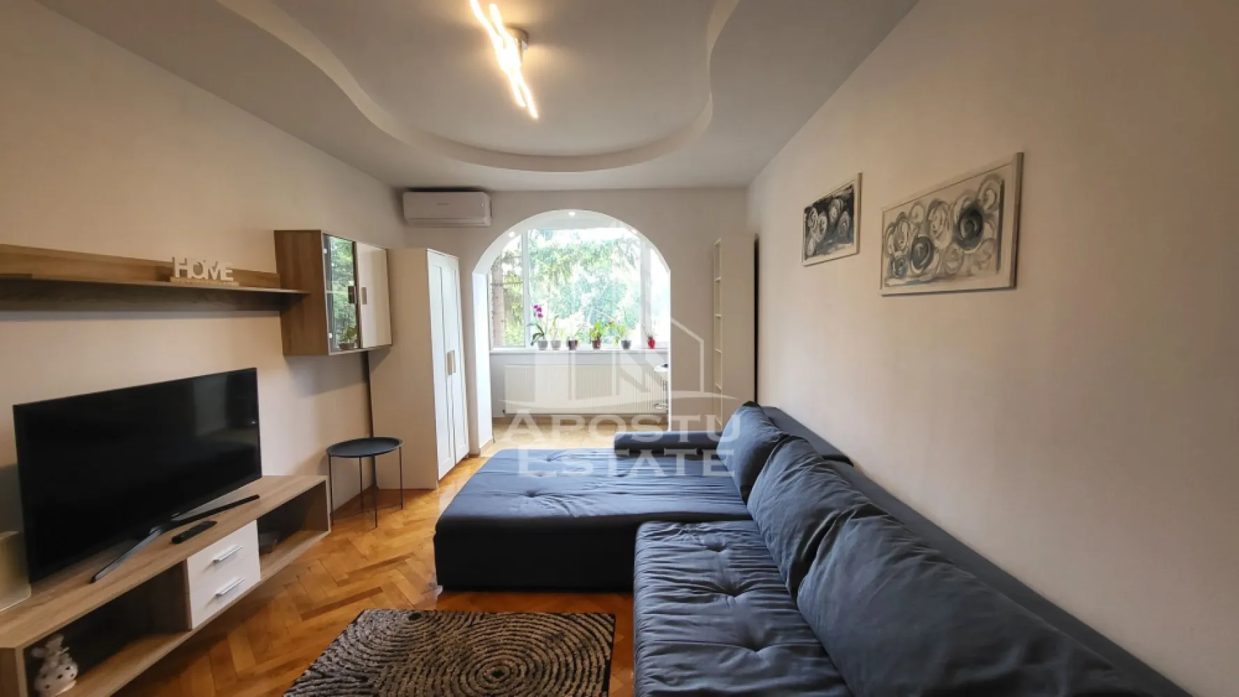 Apartament 2 camere ULTRACENTRAL - APOSTU ESTATE va ofera spre inchiriere apartament cu 2 camere decomandat situat Ultracentral. Imobilul dispune de o suprafata utila de 58 mp etajul 2 al unui bloc situat intr-o zona e linistita si totodata cu numeroase puncte de interes: -gradinite scoli -supermarketuri - -mijloace de transport .

Este complet mobilat si utilat modern.

Apartamenul dispune de terasa proprie.

Confortul termic este realizat cu ajutorul centralei pe gaz.

Nu exista dificultati in gasirea unui loc de parcare exista locuri atat in fata cat si in spatele blocului.

Pret: 500 euro+garantie.
Disponibil din 1 Iulie!

Va asteptam cu drag la o vizionare!