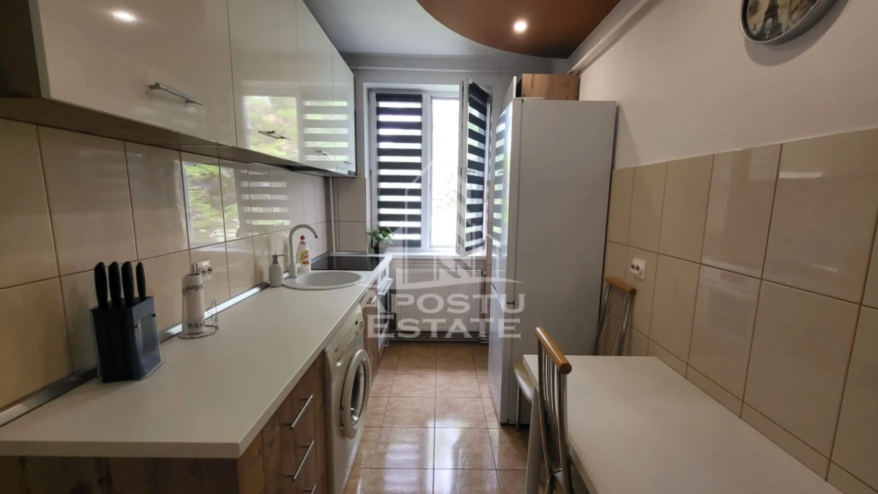 Apartament 2 camere ULTRACENTRAL - APOSTU ESTATE va ofera spre inchiriere apartament cu 2 camere decomandat situat Ultracentral. Imobilul dispune de o suprafata utila de 58 mp etajul 2 al unui bloc situat intr-o zona e linistita si totodata cu numeroase puncte de interes: -gradinite scoli -supermarketuri - -mijloace de transport .

Este complet mobilat si utilat modern.

Apartamenul dispune de terasa proprie.

Confortul termic este realizat cu ajutorul centralei pe gaz.

Nu exista dificultati in gasirea unui loc de parcare exista locuri atat in fata cat si in spatele blocului.

Pret: 500 euro+garantie.
Disponibil din 1 Iulie!

Va asteptam cu drag la o vizionare!