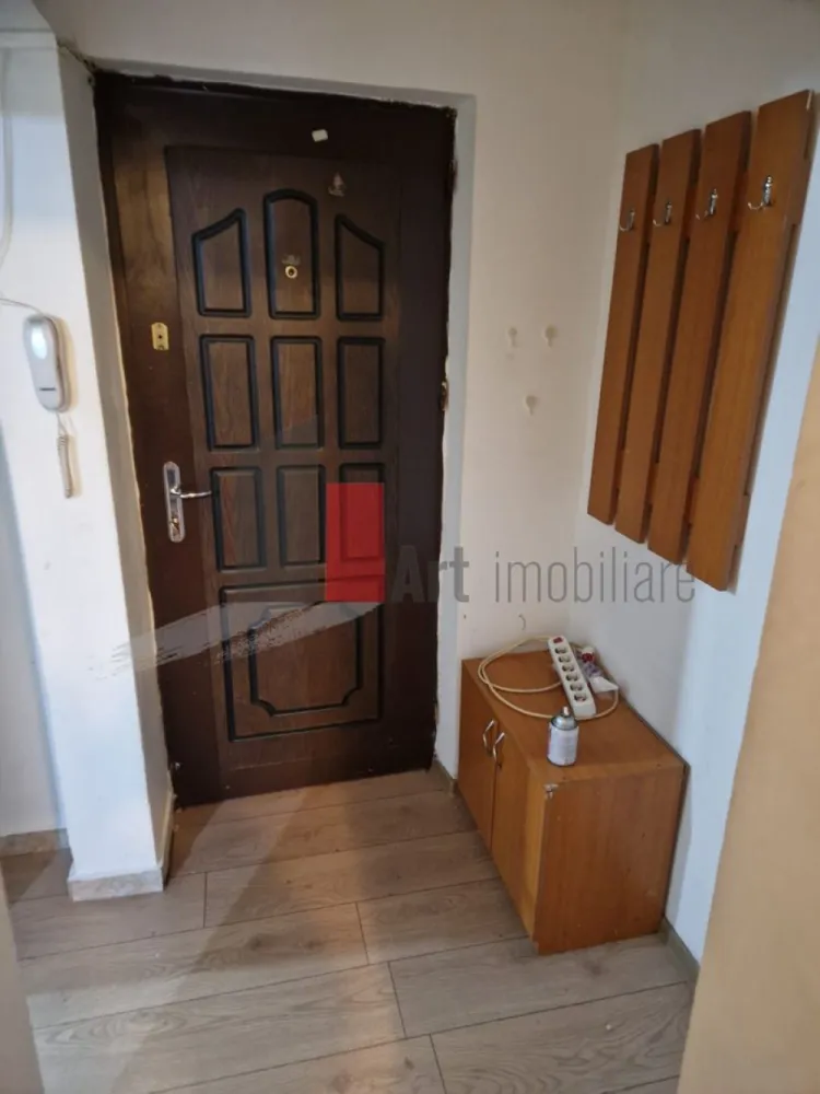 Garsoniera Lujerului - Va prezentam spre vanzare o garsoniera aflata la parterul unui bloc de 4 eaje construit in 1980

 In apropiere: se regasesc: piață, hipermarket, instituții bankare, statie STB.

Garsoniera dispune de balcon de 5m², închis în termopan.

Pentru informatii sau vizionare va stam la dispozitie: 0720-622.788