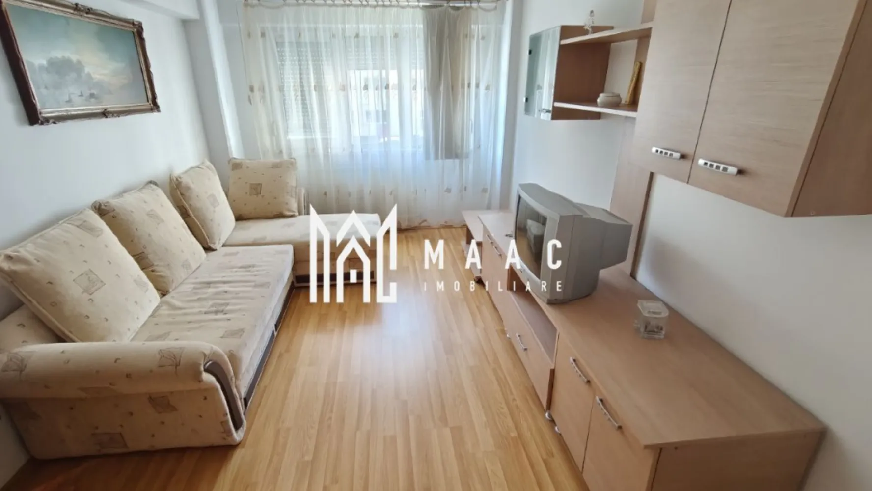 Apartament 3 camere I 68 mpu I Etajul 1 I Mobilat I Ștrand - MAAC Imobiliare propune spre închiriere un apartament cu 3 camere, situat la etajul 1 al unui imobil cu 4 etaje și mansardă, amplasat în cartierul Ștrand – zonă rezidențială apreciată pentru liniște, acces facil și proximitatea față de punctele de interes ale orașului. Locuința este bine compartimentată și beneficiază de lumină naturală pe tot parcursul zilei. Spațiile sunt distribuite astfel: - living primitor - două dormitoare - bucătărie separată - baie cu geam pentru aerisire - balcon închis - hol de acces - debara, unde este amplasat frigiderul și există spațiu suplimentar de depozitare Apartamentul este călduros și eficient organizat. Mobilierul, deși nu este modern, este bine întreținut și funcțional. Locuința se închiriază complet utilată, cu electrocasnice, veselă, tacâmuri și toate cele necesare pentru confortul zilnic. Condiții de închiriere - disponibil imediat - La inițierea contractului este solicitată plata unei garanții în valoare de 2 chirii lunare. Pentru informații suplimentare sau programarea unei vizionări, contactați MAAC Imobiliare și menționați ID: CP2892573. }}