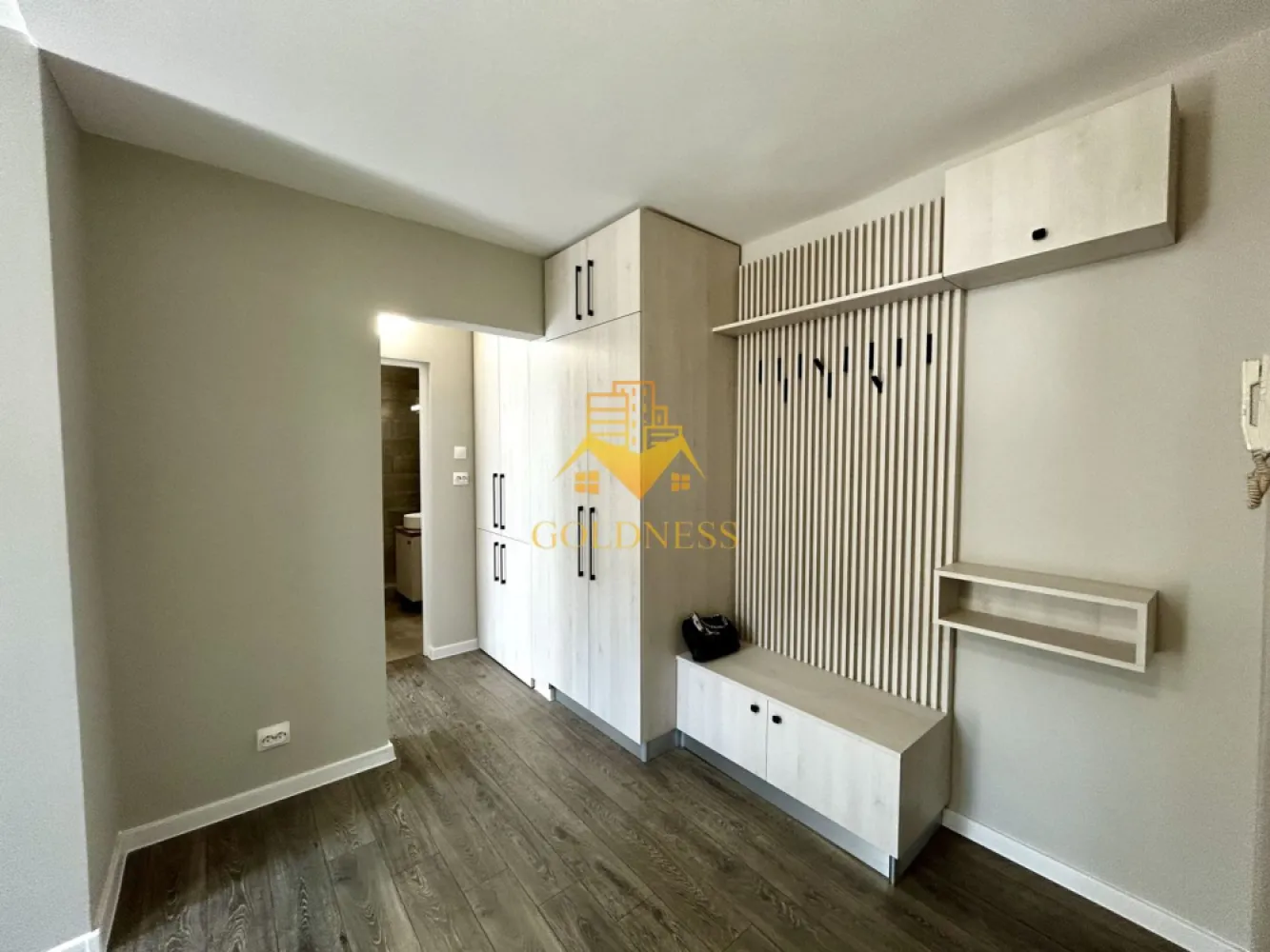 2 camere decomandate,Prima Inchiriere.Aleea Godeanu, Profi, Gheorgheni - GOLDNESS Imobiliare vă propune spre închiriere un apartament cu camere complet mobilat și utilat, la etajul 3 într-un imobil de 4 etaje, în Cartierul Gheorgheni.
Posibiliatete de parcare in zona!
Se află în apropierea stațiilor de transport în comun, magazine, restaurante, spații verzi, farmacii, etc. 

Apartamentul este compartimentat astfel:
 - dormitor cu pat matrimonial, comoda tv, noptiere
- living cu canapea extensibila, comoda tv
 - bucatarie complet utilată și mobilată, loc de servit masa 
 - baie cu dus walk-in, calorifer port prosop și dulap pentru depozitare.
 - balcon de 5 mp si hol cu dressing, pantofar.

Imobilul este dotat cu toate cele necesare- centrală proprie, frigider, aragaz, hotă, mașină de spălat haine si vase,televizor, etc. 

Dacă sunteți interesați de acest apartament și doriți să îl vizionați, dar și pentru alte oferte nu ezitați să ne contactați telefonic sau prin e-mail. Vă stăm la dispoziție!
Pentru intermediere se percepe un comision de 50% din prețul chiriei!