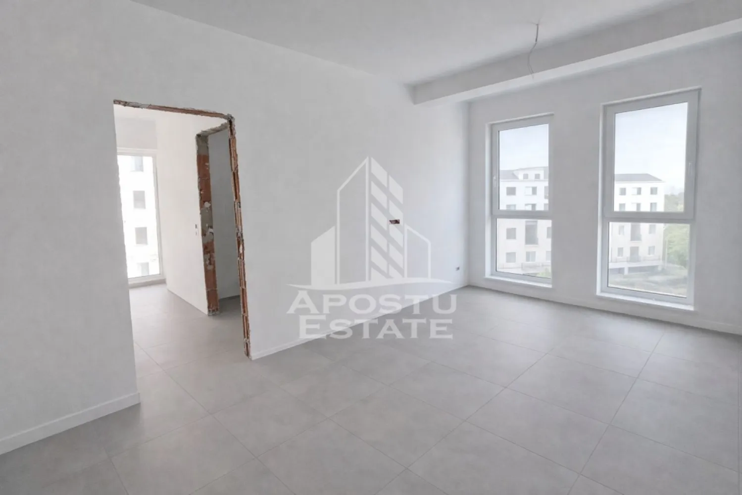 Apartament cu 2 camere de vanzare in zona Ciarda Rosie, Timisoara - Agentia imobiliara Apostu Estate va propune spre vanzare un apartament modern cu 2 camere, situat intr-un bloc nou, finalizat in 2026, intr-un cartier de case din zona Buziasului - Ciarda Rosie, Timisoara, Timis.
Un loc de parcare propriu.
Extras de carte funciara Timisoara.
Predare la cheie. 
Drum asfaltat. 
Decomandat si cu bucataria inchisa pentru mai mult confort.

Suprafata utila: 43 mp
Balcon: 7 mp
Etaj 2 din 3 etaje. 

Caracteristici principale: 
 • finisaje premium
 • centrala proprie cu incalzire in pardoseala
 • spatii vitrate generoase, lumina naturala
 • bloc nou, realizat la standarde moderne de constructie

Apartamentul este ideal atat pentru locuire, cat si pentru investitie datorita zonei in plina dezvoltare langa Hornbach Buziasului.

TVA inclus. Pretul este negociabil.
Poti fi chiar tu noul proprietar, oferim GRATUIT consultanta pentru obtinerea celui mai avantajos credit imobiliar, ca sa te poti bucura de noua ta casa fara griji suplimentare. 

Pentru mai multe detalii sau pentru programarea unei vizionari, nu ezitati sa ne contactati.