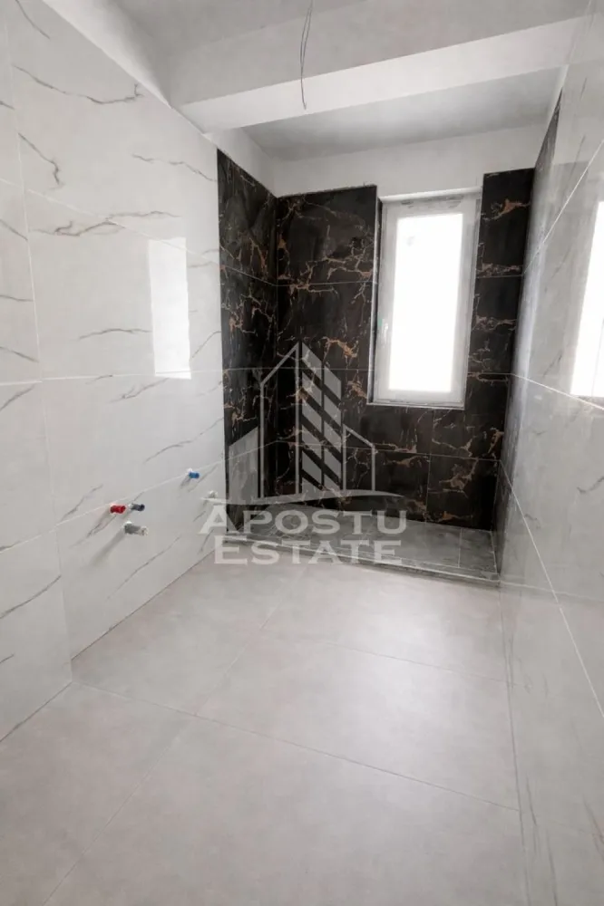 Apartament cu 2 camere de vanzare in zona Ciarda Rosie, Timisoara - Agentia imobiliara Apostu Estate va propune spre vanzare un apartament modern cu 2 camere, situat intr-un bloc nou, finalizat in 2026, intr-un cartier de case din zona Buziasului - Ciarda Rosie, Timisoara, Timis.
Un loc de parcare propriu.
Extras de carte funciara Timisoara.
Predare la cheie. 
Drum asfaltat. 
Decomandat si cu bucataria inchisa pentru mai mult confort.

Suprafata utila: 43 mp
Balcon: 7 mp
Etaj 2 din 3 etaje. 

Caracteristici principale: 
 • finisaje premium
 • centrala proprie cu incalzire in pardoseala
 • spatii vitrate generoase, lumina naturala
 • bloc nou, realizat la standarde moderne de constructie

Apartamentul este ideal atat pentru locuire, cat si pentru investitie datorita zonei in plina dezvoltare langa Hornbach Buziasului.

TVA inclus. Pretul este negociabil.
Poti fi chiar tu noul proprietar, oferim GRATUIT consultanta pentru obtinerea celui mai avantajos credit imobiliar, ca sa te poti bucura de noua ta casa fara griji suplimentare. 

Pentru mai multe detalii sau pentru programarea unei vizionari, nu ezitati sa ne contactati.