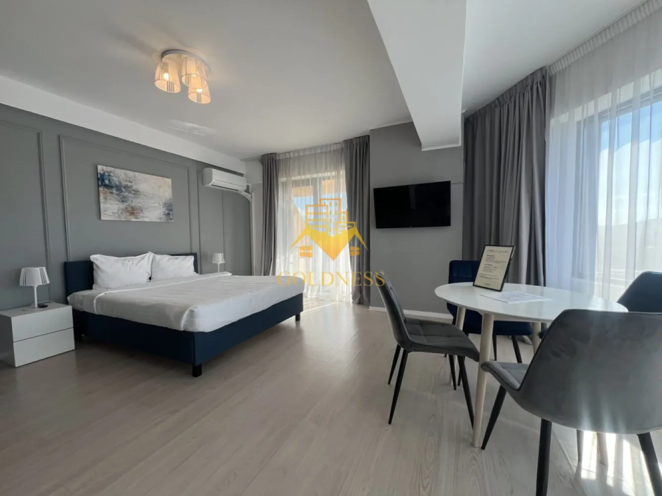 o camera,parcare, bloc nou, terasa,Manastur, West City, Calea Floresti - GOLDNESS Imobiliare vă propune spre închiriere un apartament cu o camera complet mobilat și utilat, la etajul 1 într-un imobil de 28 etaje, în cartierul Manastur. Apartamentul este compartimentat astfel:
 - living cu bucatarie open-space complet utilată, loc de servit masa, pat matrimonial
 - baie cu cabina de dus calorifer port prosop inox și dulap pentru depozitare.
 - terasa de 7 mp.
 
Imobilul este dotat cu toate cele necesare- centrală proprie, mașină de spălat haine, frigider, plită electrică, hotă, etc. 
Se află în apropierea stațiilor de transport în comun, magazine, restaurante, spații verzi, farmacii, etc. 
Dispune de parcare subterana inclusa in pret

Dacă sunteți interesați de acest apartament și doriți să îl vizionați, dar și pentru alte oferte sau detalii nu ezitați să ne contactați telefonic sau prin e-mail - goldnessimobiliare@gmail.com. Vă stăm la dispoziție!
Pentru intermediere se percepe un comision de 50% din prețul chiriei!