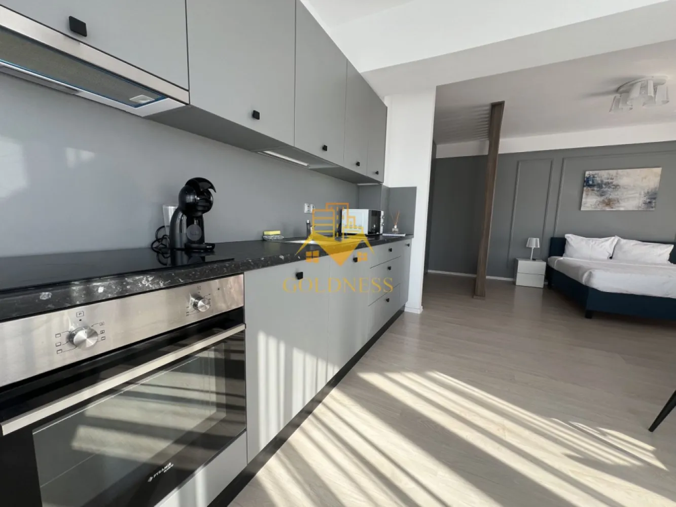 o camera,parcare, bloc nou, terasa,Manastur, West City, Calea Floresti - GOLDNESS Imobiliare vă propune spre închiriere un apartament cu o camera complet mobilat și utilat, la etajul 1 într-un imobil de 28 etaje, în cartierul Manastur. Apartamentul este compartimentat astfel:
 - living cu bucatarie open-space complet utilată, loc de servit masa, pat matrimonial
 - baie cu cabina de dus calorifer port prosop inox și dulap pentru depozitare.
 - terasa de 7 mp.
 
Imobilul este dotat cu toate cele necesare- centrală proprie, mașină de spălat haine, frigider, plită electrică, hotă, etc. 
Se află în apropierea stațiilor de transport în comun, magazine, restaurante, spații verzi, farmacii, etc. 
Dispune de parcare subterana inclusa in pret

Dacă sunteți interesați de acest apartament și doriți să îl vizionați, dar și pentru alte oferte sau detalii nu ezitați să ne contactați telefonic sau prin e-mail - goldnessimobiliare@gmail.com. Vă stăm la dispoziție!
Pentru intermediere se percepe un comision de 50% din prețul chiriei!