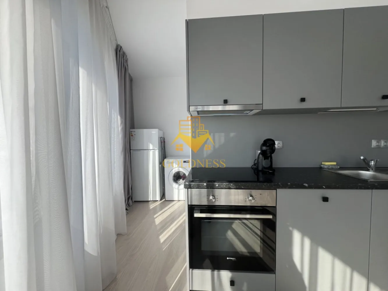 o camera,parcare, bloc nou, terasa,Manastur, West City, Calea Floresti - GOLDNESS Imobiliare vă propune spre închiriere un apartament cu o camera complet mobilat și utilat, la etajul 1 într-un imobil de 28 etaje, în cartierul Manastur. Apartamentul este compartimentat astfel:
 - living cu bucatarie open-space complet utilată, loc de servit masa, pat matrimonial
 - baie cu cabina de dus calorifer port prosop inox și dulap pentru depozitare.
 - terasa de 7 mp.
 
Imobilul este dotat cu toate cele necesare- centrală proprie, mașină de spălat haine, frigider, plită electrică, hotă, etc. 
Se află în apropierea stațiilor de transport în comun, magazine, restaurante, spații verzi, farmacii, etc. 
Dispune de parcare subterana inclusa in pret

Dacă sunteți interesați de acest apartament și doriți să îl vizionați, dar și pentru alte oferte sau detalii nu ezitați să ne contactați telefonic sau prin e-mail - goldnessimobiliare@gmail.com. Vă stăm la dispoziție!
Pentru intermediere se percepe un comision de 50% din prețul chiriei!