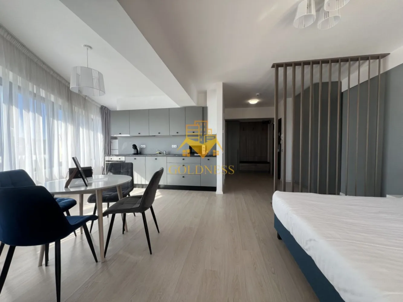 o camera,parcare, bloc nou, terasa,Manastur, West City, Calea Floresti - GOLDNESS Imobiliare vă propune spre închiriere un apartament cu o camera complet mobilat și utilat, la etajul 1 într-un imobil de 28 etaje, în cartierul Manastur. Apartamentul este compartimentat astfel:
 - living cu bucatarie open-space complet utilată, loc de servit masa, pat matrimonial
 - baie cu cabina de dus calorifer port prosop inox și dulap pentru depozitare.
 - terasa de 7 mp.
 
Imobilul este dotat cu toate cele necesare- centrală proprie, mașină de spălat haine, frigider, plită electrică, hotă, etc. 
Se află în apropierea stațiilor de transport în comun, magazine, restaurante, spații verzi, farmacii, etc. 
Dispune de parcare subterana inclusa in pret

Dacă sunteți interesați de acest apartament și doriți să îl vizionați, dar și pentru alte oferte sau detalii nu ezitați să ne contactați telefonic sau prin e-mail - goldnessimobiliare@gmail.com. Vă stăm la dispoziție!
Pentru intermediere se percepe un comision de 50% din prețul chiriei!