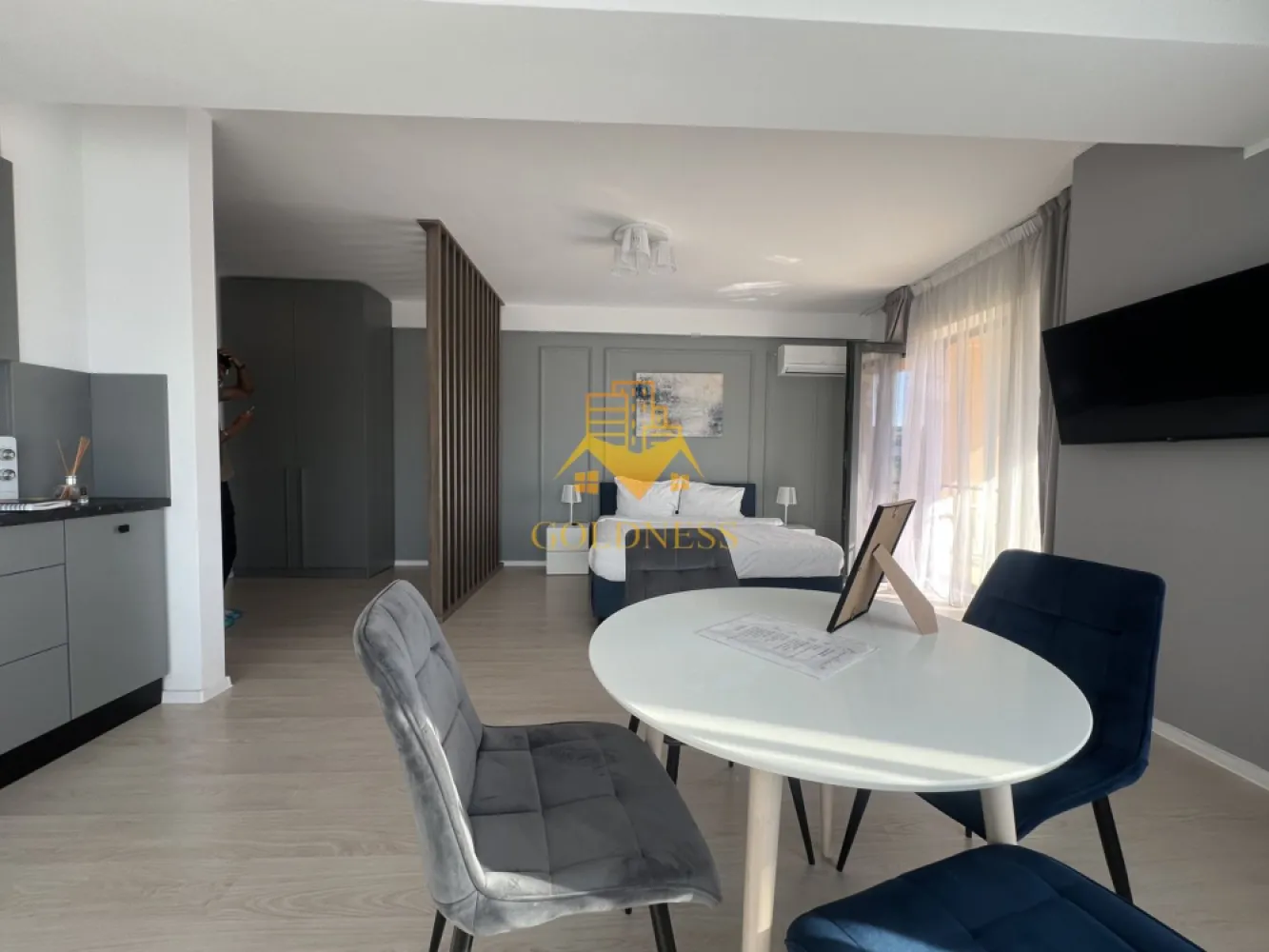 o camera,parcare, bloc nou, terasa,Manastur, West City, Calea Floresti - GOLDNESS Imobiliare vă propune spre închiriere un apartament cu o camera complet mobilat și utilat, la etajul 1 într-un imobil de 28 etaje, în cartierul Manastur. Apartamentul este compartimentat astfel:
 - living cu bucatarie open-space complet utilată, loc de servit masa, pat matrimonial
 - baie cu cabina de dus calorifer port prosop inox și dulap pentru depozitare.
 - terasa de 7 mp.
 
Imobilul este dotat cu toate cele necesare- centrală proprie, mașină de spălat haine, frigider, plită electrică, hotă, etc. 
Se află în apropierea stațiilor de transport în comun, magazine, restaurante, spații verzi, farmacii, etc. 
Dispune de parcare subterana inclusa in pret

Dacă sunteți interesați de acest apartament și doriți să îl vizionați, dar și pentru alte oferte sau detalii nu ezitați să ne contactați telefonic sau prin e-mail - goldnessimobiliare@gmail.com. Vă stăm la dispoziție!
Pentru intermediere se percepe un comision de 50% din prețul chiriei!
