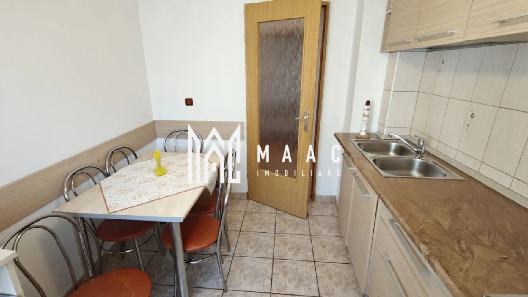 Apartament 3 camere I 68 mpu I Etajul 1 I Mobilat I Ștrand - MAAC Imobiliare propune spre închiriere un apartament cu 3 camere, situat la etajul 1 al unui imobil cu 4 etaje și mansardă, amplasat în cartierul Ștrand – zonă rezidențială apreciată pentru liniște, acces facil și proximitatea față de punctele de interes ale orașului. Locuința este bine compartimentată și beneficiază de lumină naturală pe tot parcursul zilei. Spațiile sunt distribuite astfel: - living primitor - două dormitoare - bucătărie separată - baie cu geam pentru aerisire - balcon închis - hol de acces - debara, unde este amplasat frigiderul și există spațiu suplimentar de depozitare Apartamentul este călduros și eficient organizat. Mobilierul, deși nu este modern, este bine întreținut și funcțional. Locuința se închiriază complet utilată, cu electrocasnice, veselă, tacâmuri și toate cele necesare pentru confortul zilnic. Condiții de închiriere - disponibil imediat - La inițierea contractului este solicitată plata unei garanții în valoare de 2 chirii lunare. Pentru informații suplimentare sau programarea unei vizionări, contactați MAAC Imobiliare și menționați ID: CP2892573. }}