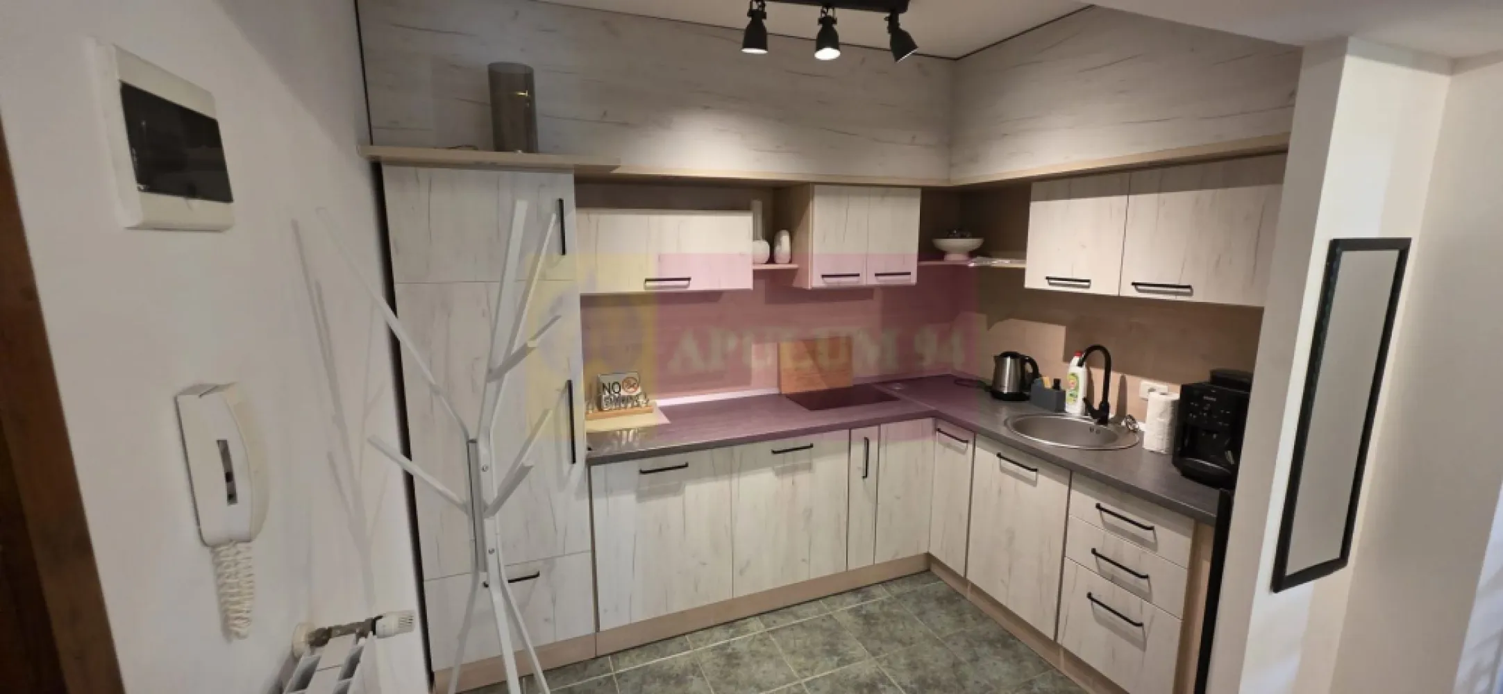 Apartament cu 2 camere de vanzare in Sinaia - Apartament de lux cu 2 camere de vânzare în Sinaia – ideal pentru locuit sau investiție turistică!

Descoperă confortul și eleganța într-un imobil modern finalizat în 2023, situat într-o zonă liniștită din Sinaia, în apropierea renumitului cartier Furnica și cu o superbă vedere către pădure.

Caracteristici principale:
2 camere complet mobilate și utilate
Suprafață utilă: 40 mp
Suprafață construită: 50 mp
Balcon generos de 10 mp, amenajat cu masă și scaune
Etaj 2
Finisaje premium și mobilier de calitate
Încălzire prin centrală proprie a blocului
Sistem de supraveghere video
Acces controlat în imobil
Priveliște către pădure și aer curat de munte

Localizare excelentă, aproape de centrul stațiunii și de principalele atracții turistice.

Oportunitate excelentă pentru investiție! Apartamentul poate fi exploatat imediat în regim hotelier/turistic, având un potențial foarte bun de închiriere pe tot parcursul anului.

Pentru detalii și vizionări Agentia Imobiliara Mervani: 0729 935 536