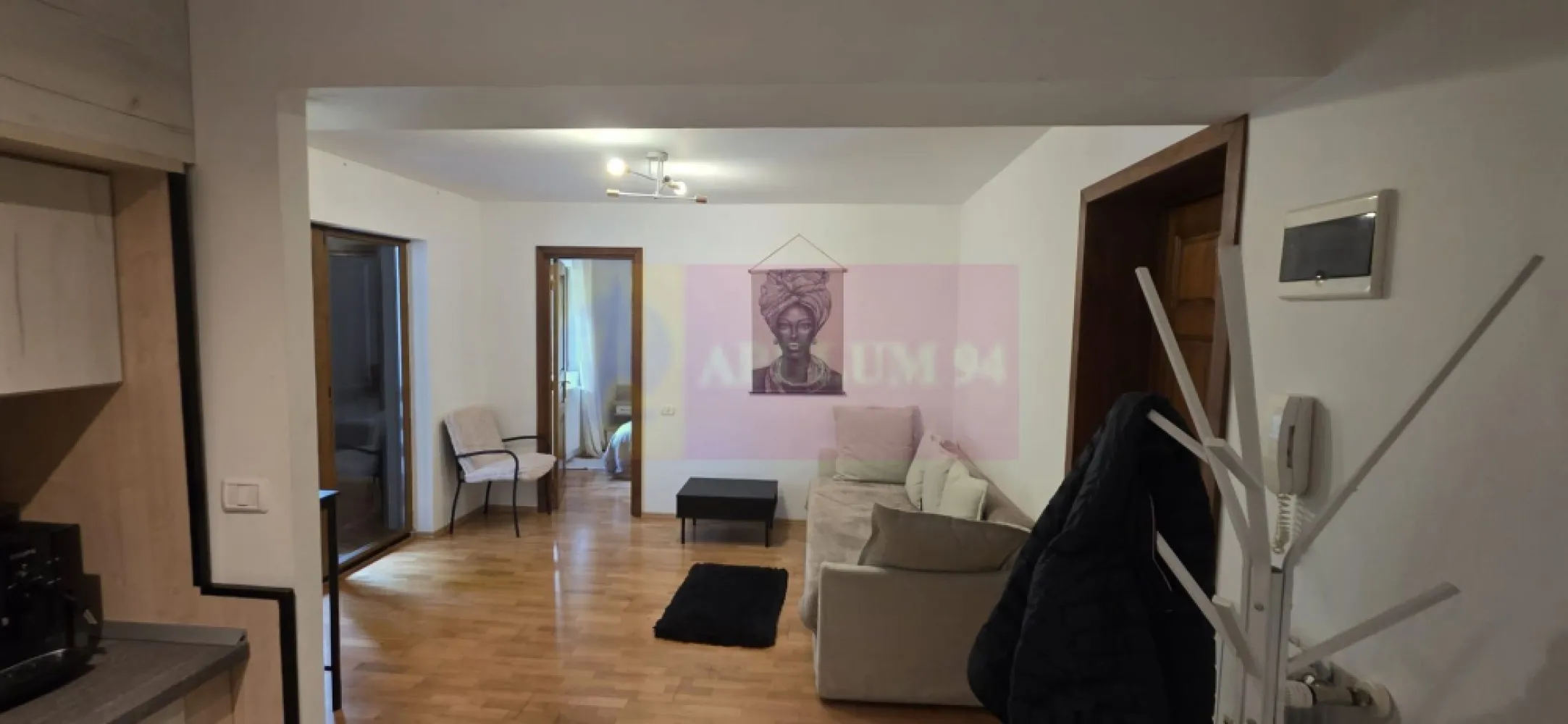 Apartament cu 2 camere de vanzare in Sinaia - Apartament de lux cu 2 camere de vânzare în Sinaia – ideal pentru locuit sau investiție turistică!

Descoperă confortul și eleganța într-un imobil modern finalizat în 2023, situat într-o zonă liniștită din Sinaia, în apropierea renumitului cartier Furnica și cu o superbă vedere către pădure.

Caracteristici principale:
2 camere complet mobilate și utilate
Suprafață utilă: 40 mp
Suprafață construită: 50 mp
Balcon generos de 10 mp, amenajat cu masă și scaune
Etaj 2
Finisaje premium și mobilier de calitate
Încălzire prin centrală proprie a blocului
Sistem de supraveghere video
Acces controlat în imobil
Priveliște către pădure și aer curat de munte

Localizare excelentă, aproape de centrul stațiunii și de principalele atracții turistice.

Oportunitate excelentă pentru investiție! Apartamentul poate fi exploatat imediat în regim hotelier/turistic, având un potențial foarte bun de închiriere pe tot parcursul anului.

Pentru detalii și vizionări Agentia Imobiliara Mervani: 0729 935 536