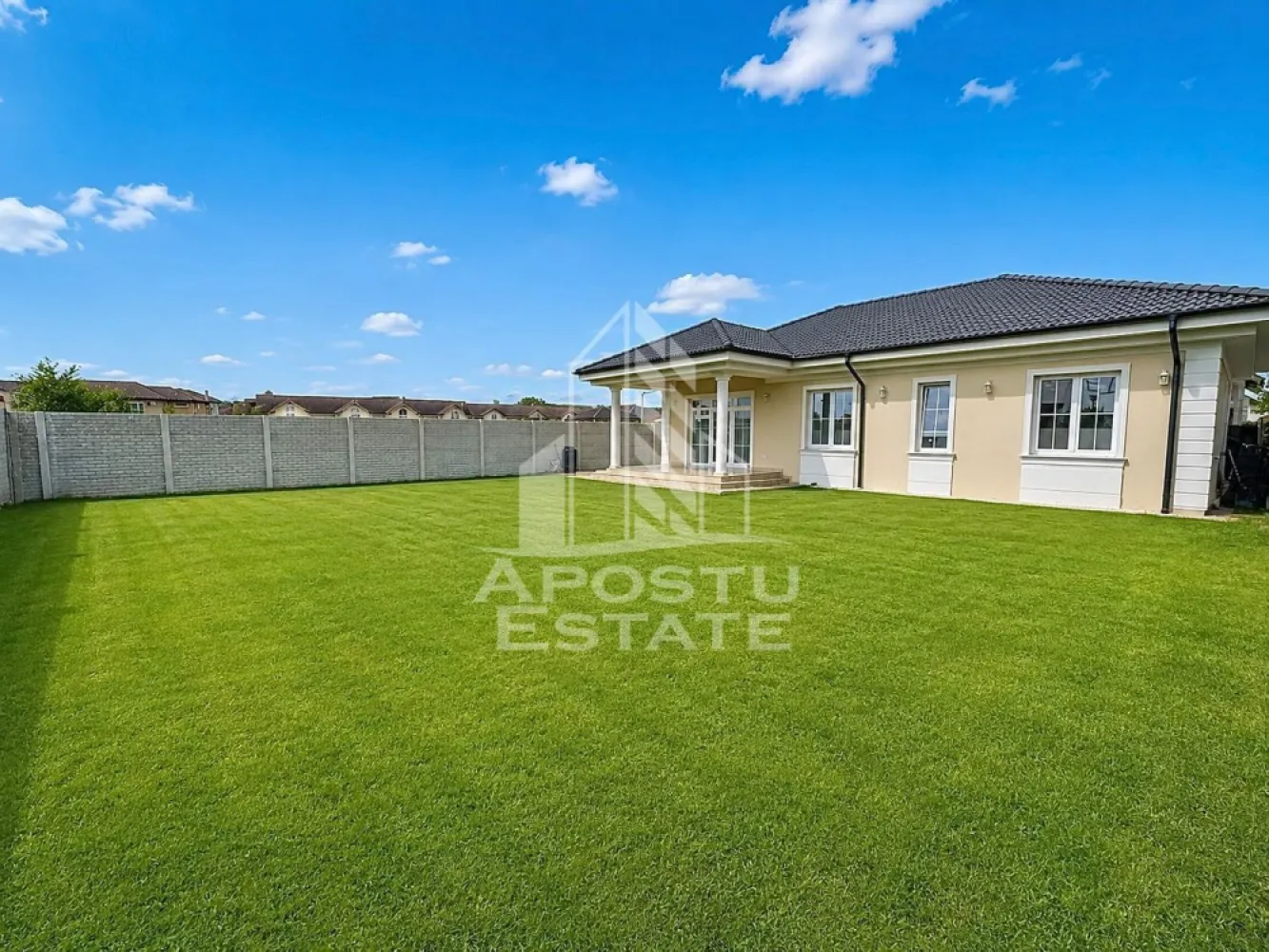 Casa noua premium 613 mp teren - Apostu Estate va propune spre vanzare o casa individuala premium, construita integral din zidarie, situata pe un teren generos de 613 mp, cu front stradal de 18 m. Proprietatea impresioneaza prin calitatea executiei, compartimentarea eficienta si atentia acordata fiecarui detaliu.

Casa dispune de 133 mp utili si 161 mp construiti, fiind compusa din 3 dormitoare spatioase, 2 bai elegante si un living open-space de aproximativ 40 mp, perfect pentru momentele petrecute alaturi de familie. Inaltimea camerelor de 3 metri ofera un plus de luminozitate si confort.

Constructia este realizata 100% din zidarie, inclusiv peretii despartitori, fara rigips, cu izolatie exterioara de 15 cm si tamplarie Salamander. Beneficiaza de incalzire in pardoseala cu repartitoare, curent trifazic si placa de beton.

Terasele si glafurile sunt realizate din marmura si granit, iar curtea este amenajata cu aproximativ 300 mp de gazon si sistem automat de irigare Hunter cu 3 zone. Proprietatea este imprejmuita cu gard solid, avand fundatie de 90 cm si armare completa.

Pavajul este destinat traficului auto greu, iar sistemul de drenaj pentru apa pluviala este separat de canalizare. O proprietate moderna, luminoasa si impecabil executata, ideala pentru cei care cauta calitate fara compromisuri. 
Pentru informatii suplimentare si programarea unei vizionari, contactati-ne cu incredere!
CP : 3151293