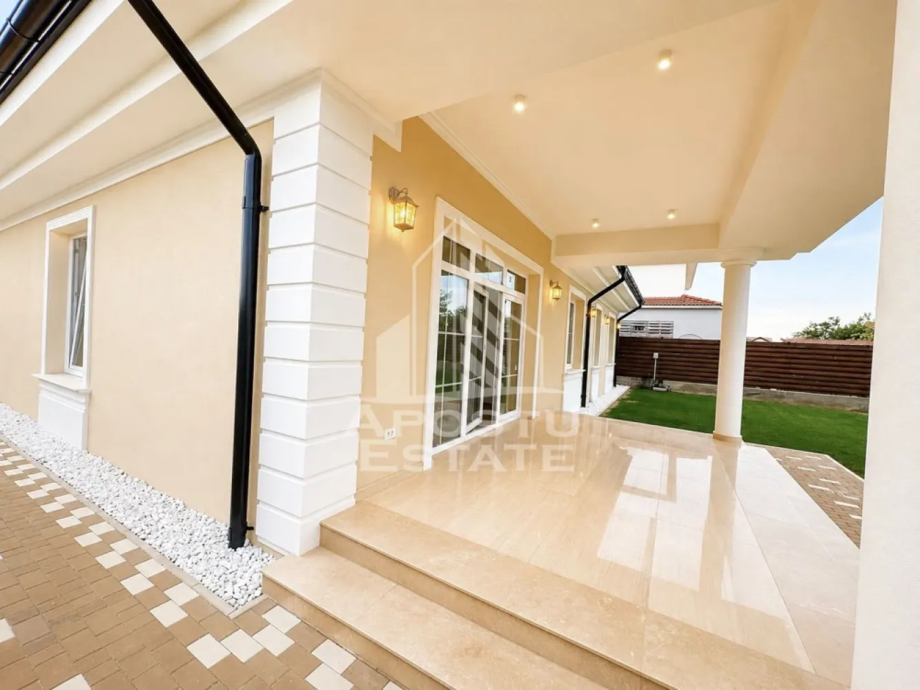 Casa noua premium 613 mp teren - Apostu Estate va propune spre vanzare o casa individuala premium, construita integral din zidarie, situata pe un teren generos de 613 mp, cu front stradal de 18 m. Proprietatea impresioneaza prin calitatea executiei, compartimentarea eficienta si atentia acordata fiecarui detaliu.

Casa dispune de 133 mp utili si 161 mp construiti, fiind compusa din 3 dormitoare spatioase, 2 bai elegante si un living open-space de aproximativ 40 mp, perfect pentru momentele petrecute alaturi de familie. Inaltimea camerelor de 3 metri ofera un plus de luminozitate si confort.

Constructia este realizata 100% din zidarie, inclusiv peretii despartitori, fara rigips, cu izolatie exterioara de 15 cm si tamplarie Salamander. Beneficiaza de incalzire in pardoseala cu repartitoare, curent trifazic si placa de beton.

Terasele si glafurile sunt realizate din marmura si granit, iar curtea este amenajata cu aproximativ 300 mp de gazon si sistem automat de irigare Hunter cu 3 zone. Proprietatea este imprejmuita cu gard solid, avand fundatie de 90 cm si armare completa.

Pavajul este destinat traficului auto greu, iar sistemul de drenaj pentru apa pluviala este separat de canalizare. O proprietate moderna, luminoasa si impecabil executata, ideala pentru cei care cauta calitate fara compromisuri. 
Pentru informatii suplimentare si programarea unei vizionari, contactati-ne cu incredere!
CP : 3151293